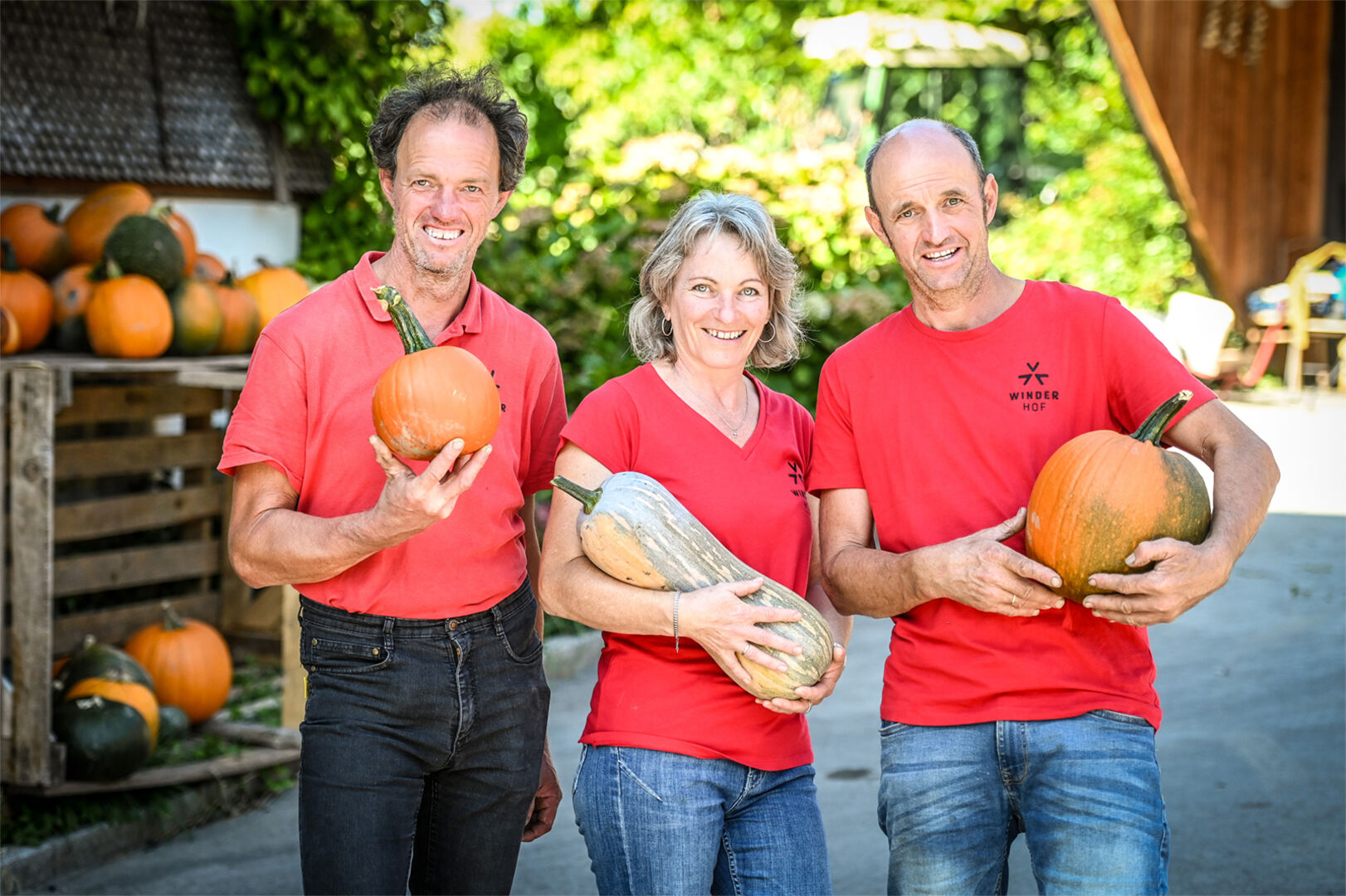 „In unserem Sortiment finden sich rund 40 Sorten Kürbisse – Zierkürbise wie auch Speiskürbise.“ Martin, Theresia und Peter Winder Winderhof in Dornbirn