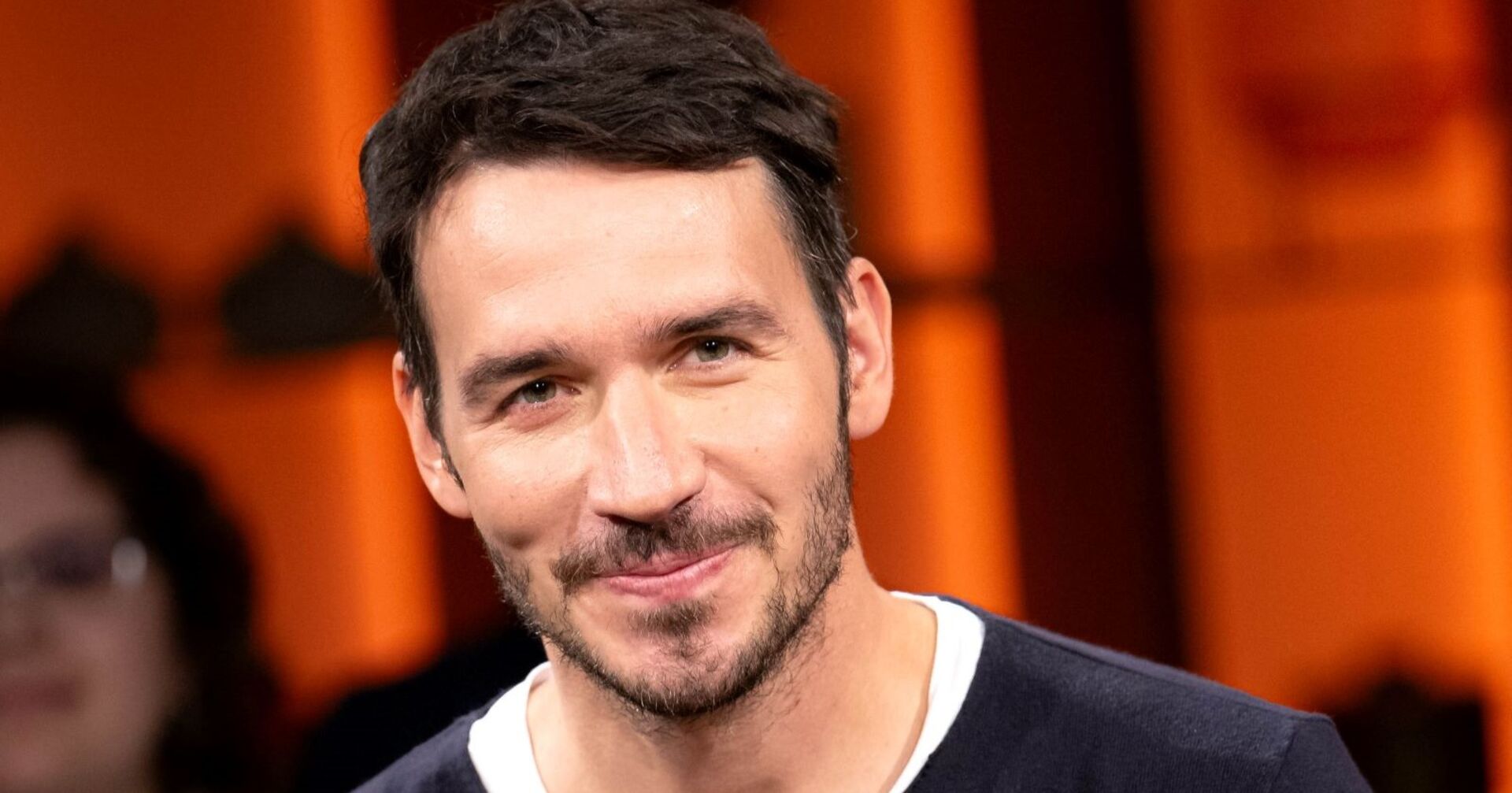 Neureuther lächelnd im Porträt