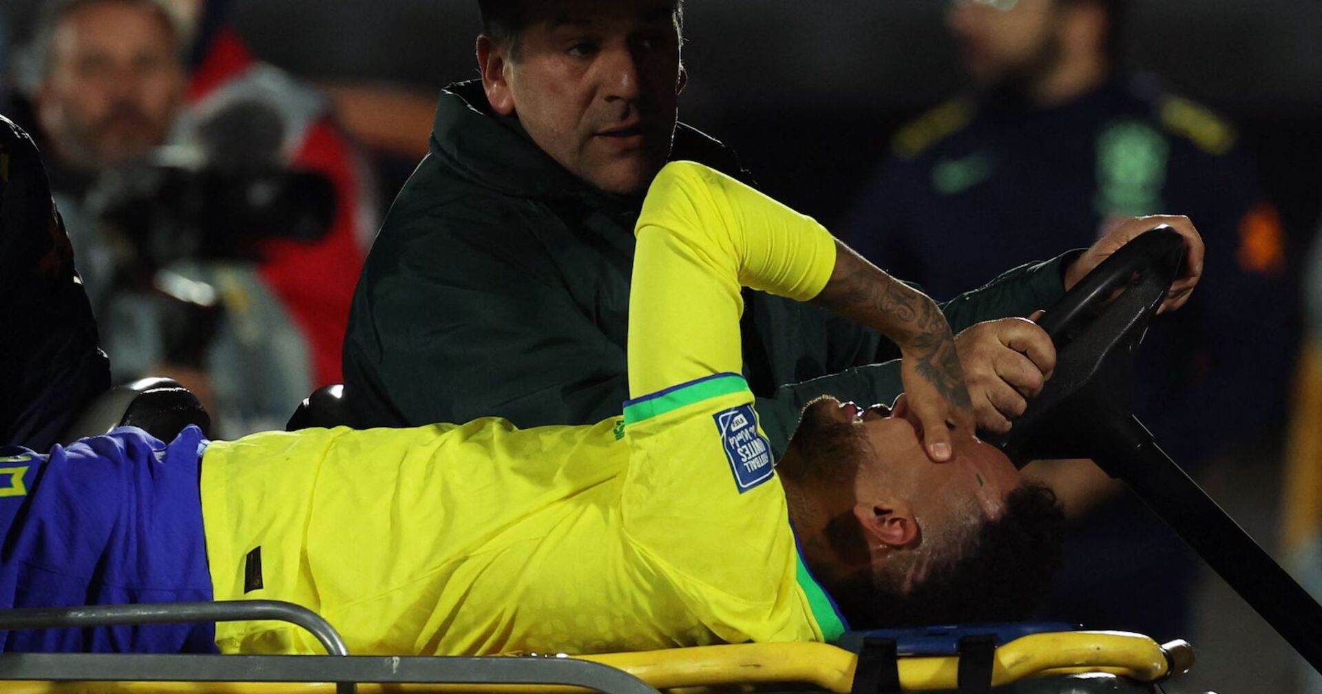 Neymar weint, während er vom Platz gefahren wird.