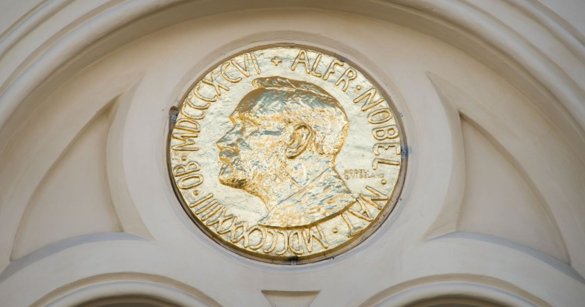 Das Nobel Peace Preis Center in Stockholm mit dem Eblem von Alfred Nobel