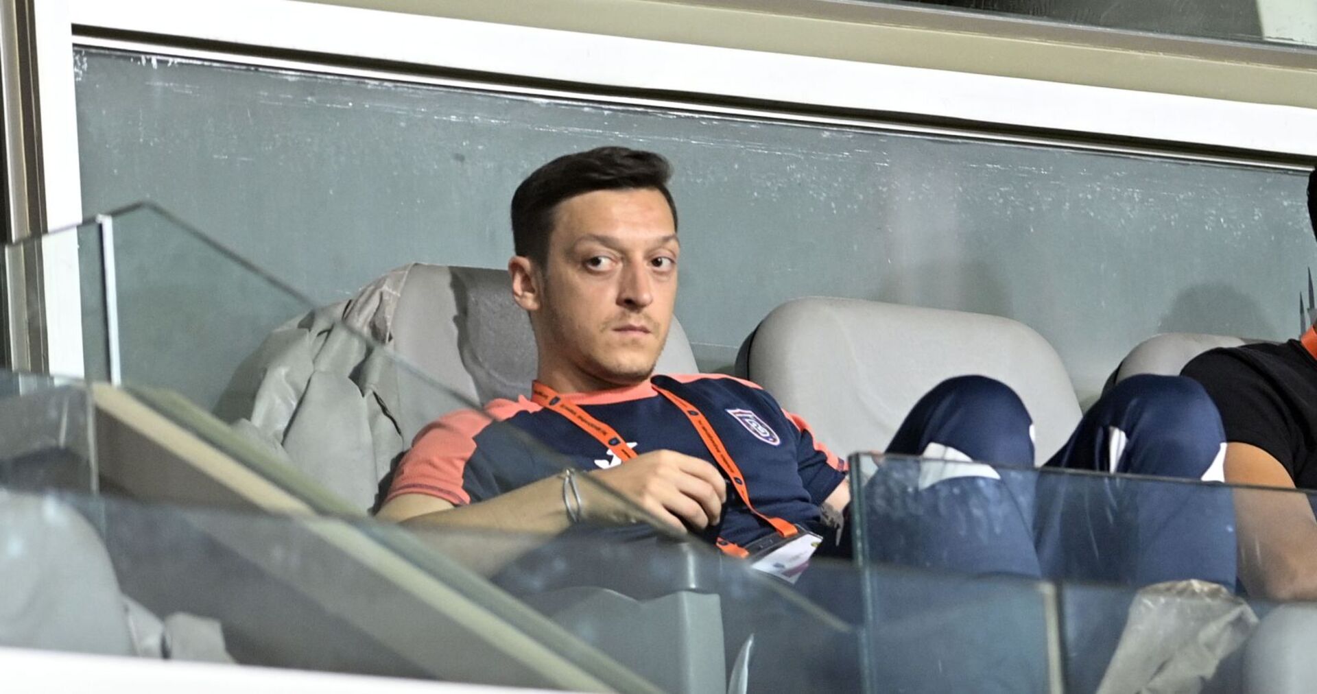 Mesut Özil sitzt auf der Tribüne.