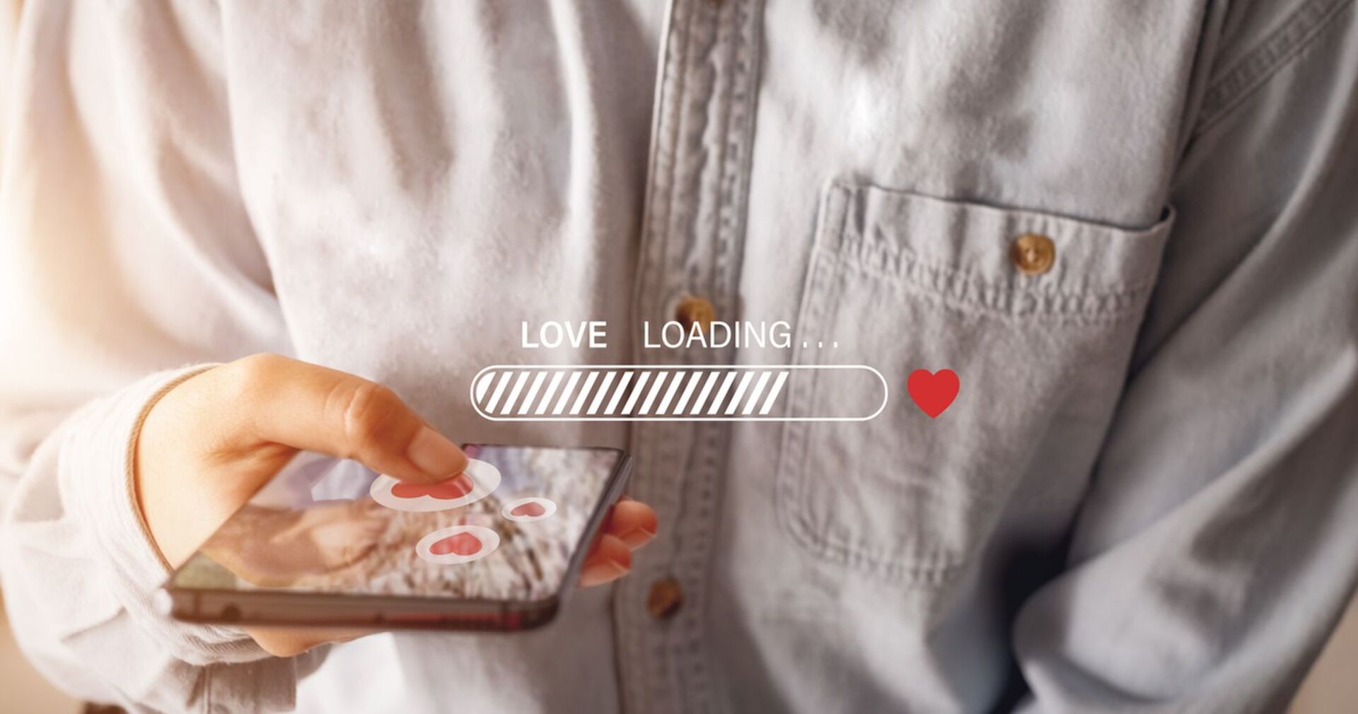 Jemand sucht über eine Dating-App die große Liebe.