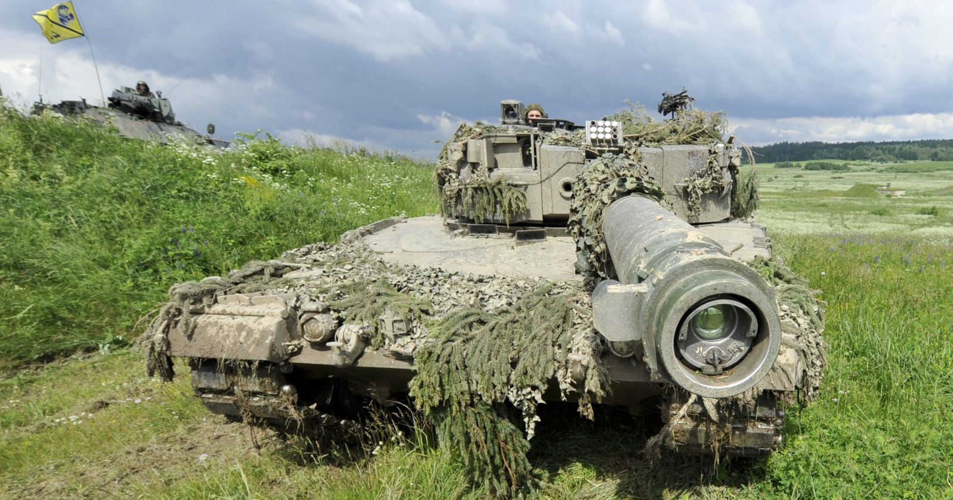 Ein &quot;Leopard&quot;-Panzer fährt über eine Feld am Truppenübungsplatz Allentsteig.