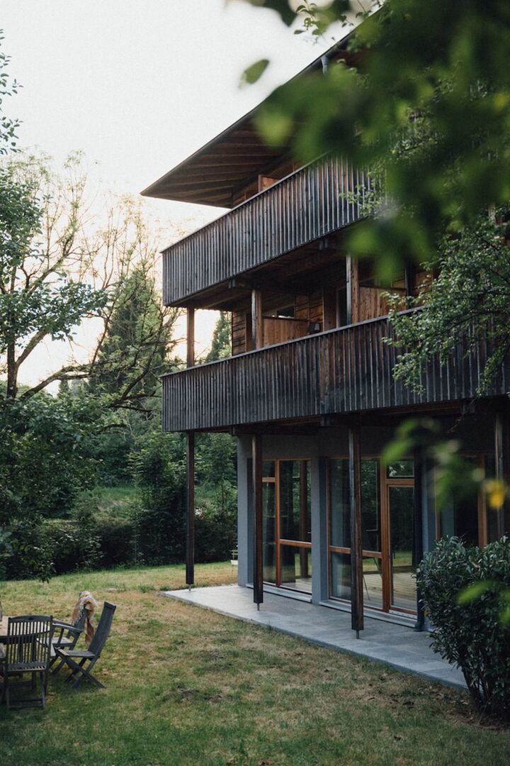 Pension Obertrum: Außerfassade aus Holz