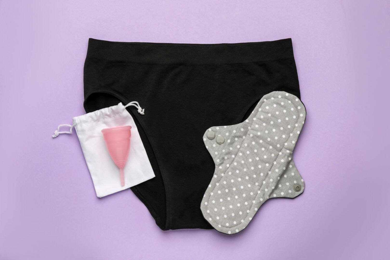 Unterhose, Menstruationscup und eine Binde