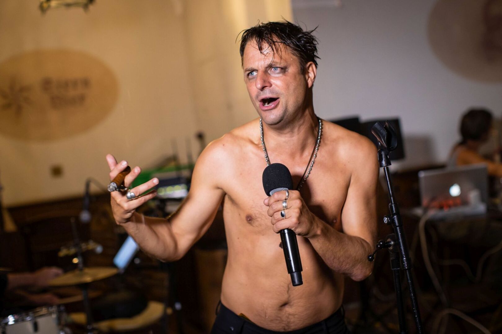 Philipp Hochmair performt mit nacktem Oberkörper.