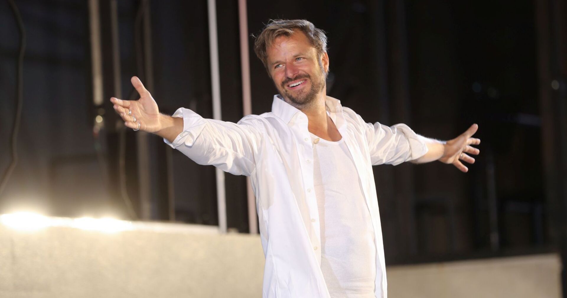 Philipp Hochmair als Jeder man auf der Bühne in Salzburg.