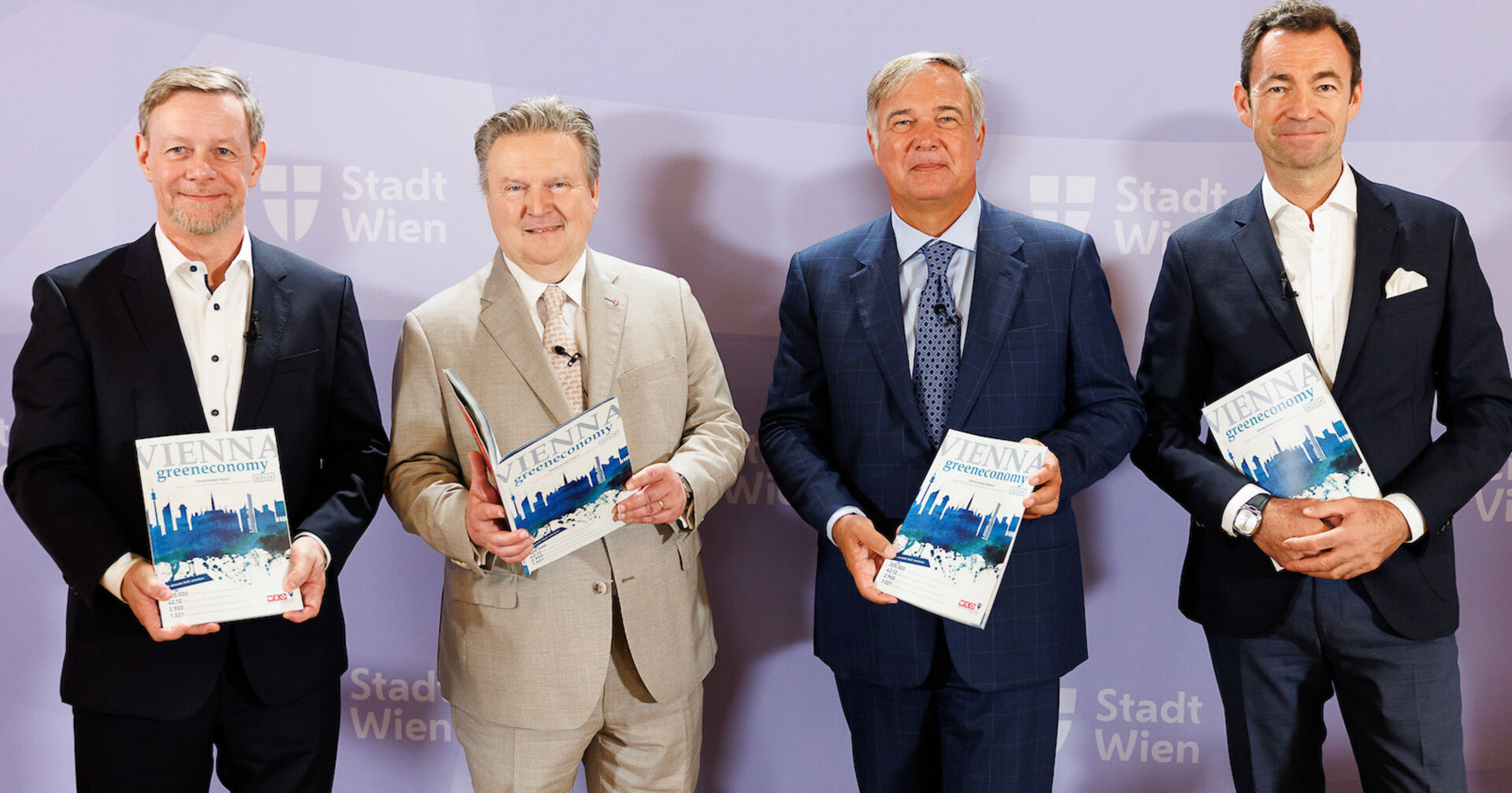 Vier Männer im Anzug zeigen den neuen Vienna Green Economy Report | Credit: