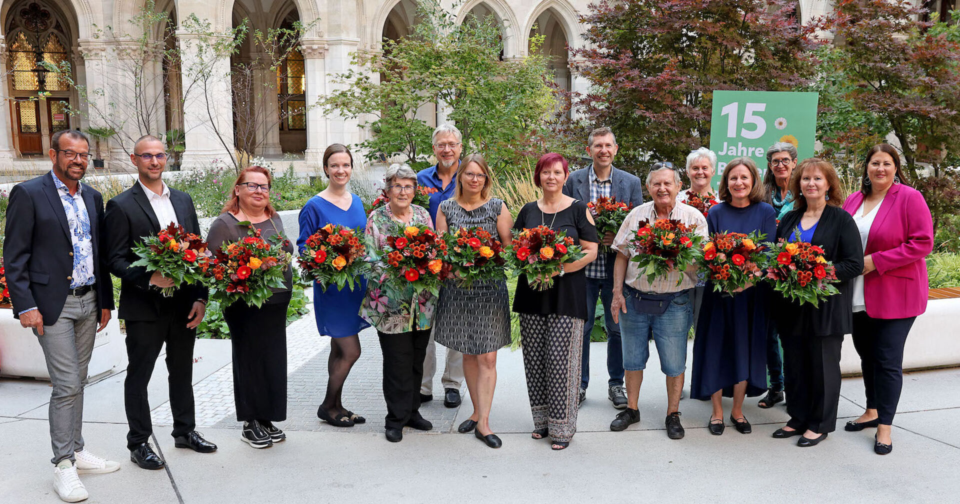 Biogärtner Karl Ploberger und Vizebürgermeisterin Kathrin Gaál mit den Siegern des Fotowettbewerbs &quot;Blühendes Zuhause&quot; im Arkadenhof des Wiener Rathauses | Credit: PID/Martin Votava