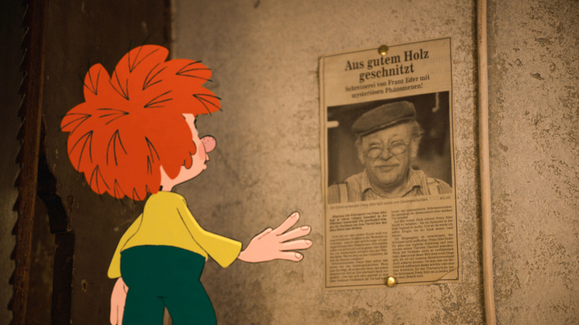 Der rothaarige Kobold Pumuckl erkennt Meister Eder auf einem Blatt Papier.