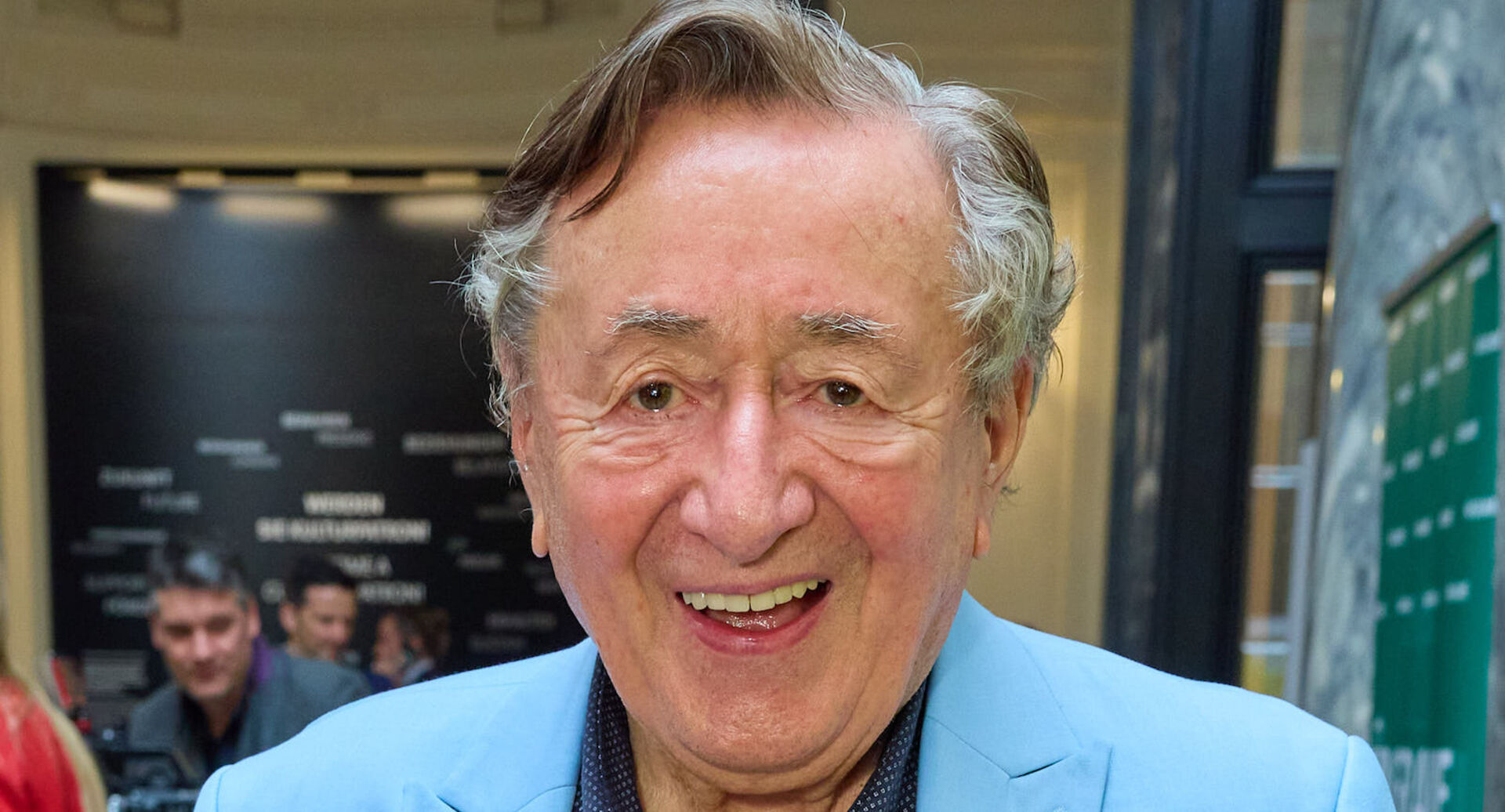 Richard Lugner mit einem blauen Anzug und kurzen grauen Haaren.