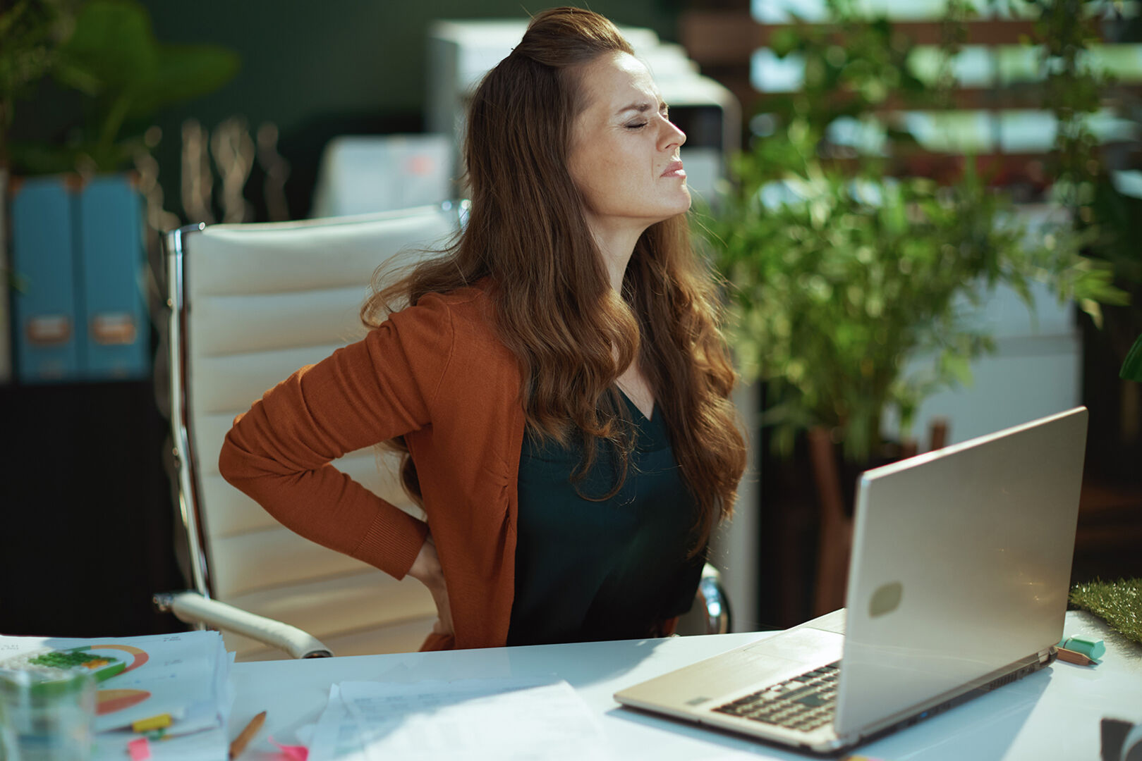 Frau hat Rückenschmerzen | Credit: iStock.com/CentralITAlliance