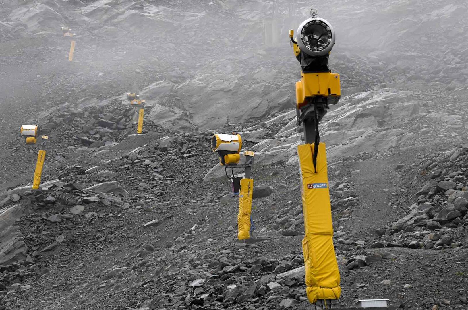 Schneekanonen in Sölden stehen mitten im Geröll.