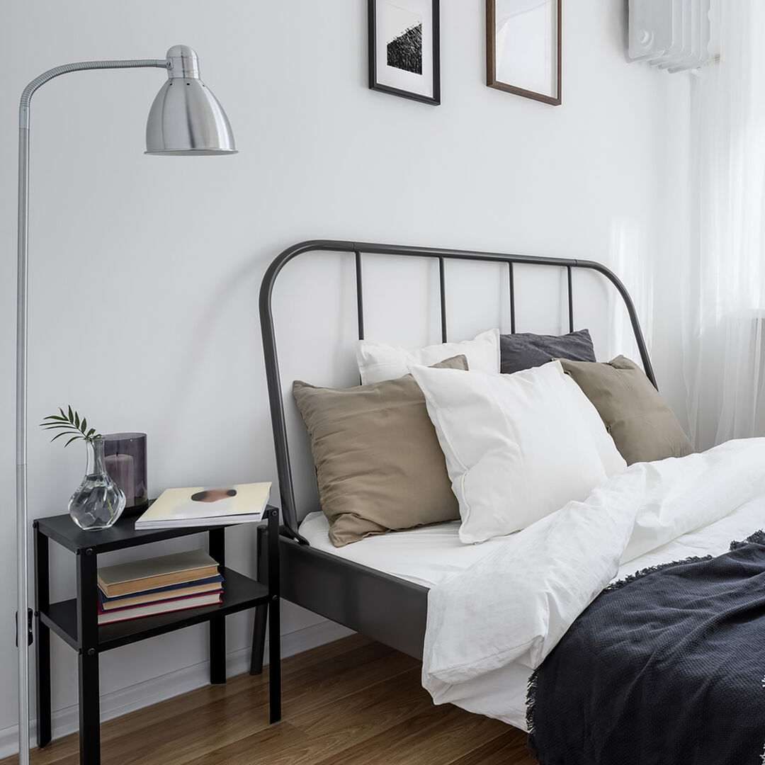 Schlafzimmer in schwarz-weiß | Credit: iStock.com/in4mal