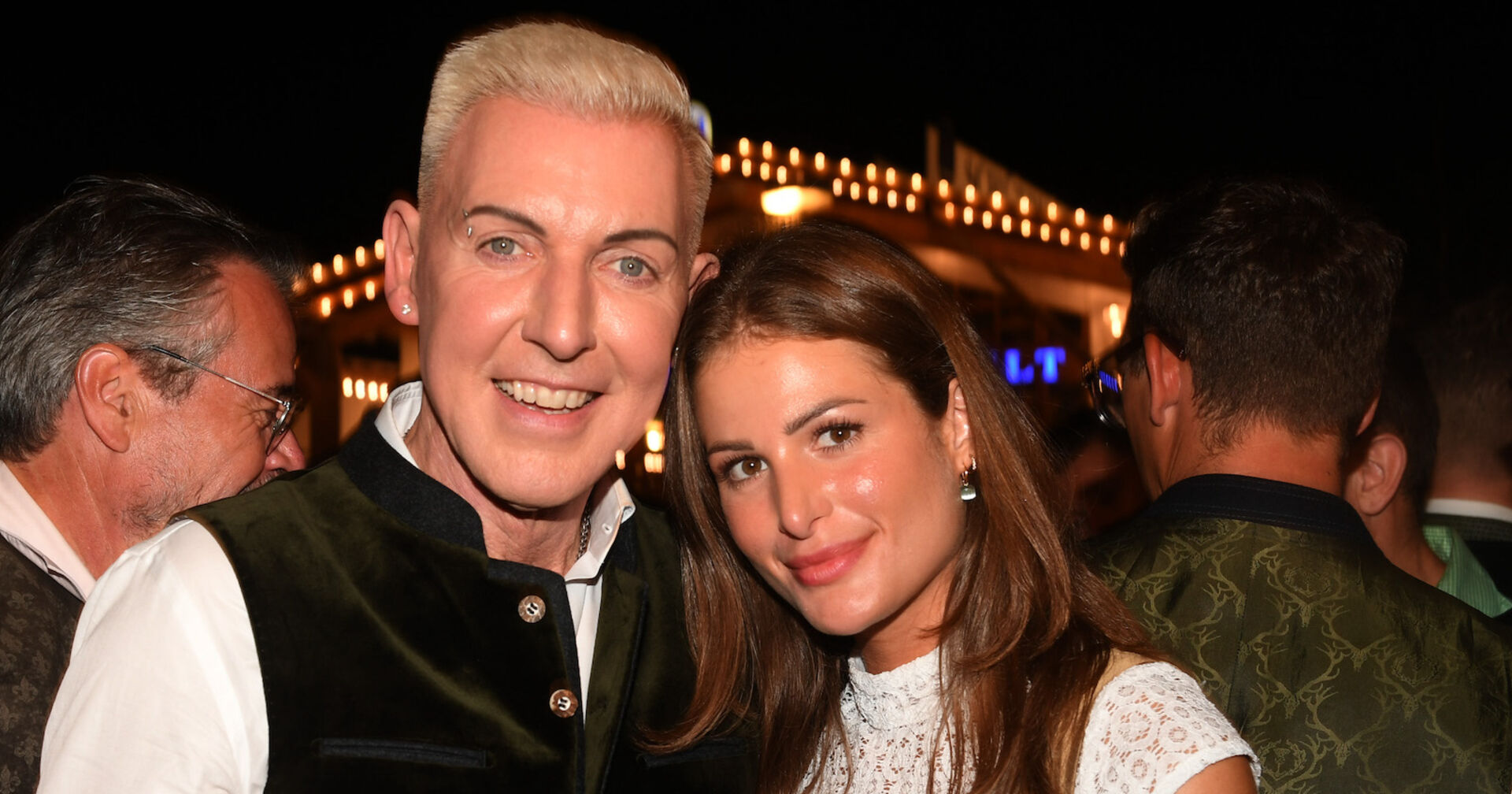 H.P.Baxxter mit seiner Verlobten Sara auf dem Oktoberfest. Beide tragen Tracht, sie hat offene brünette Haare.