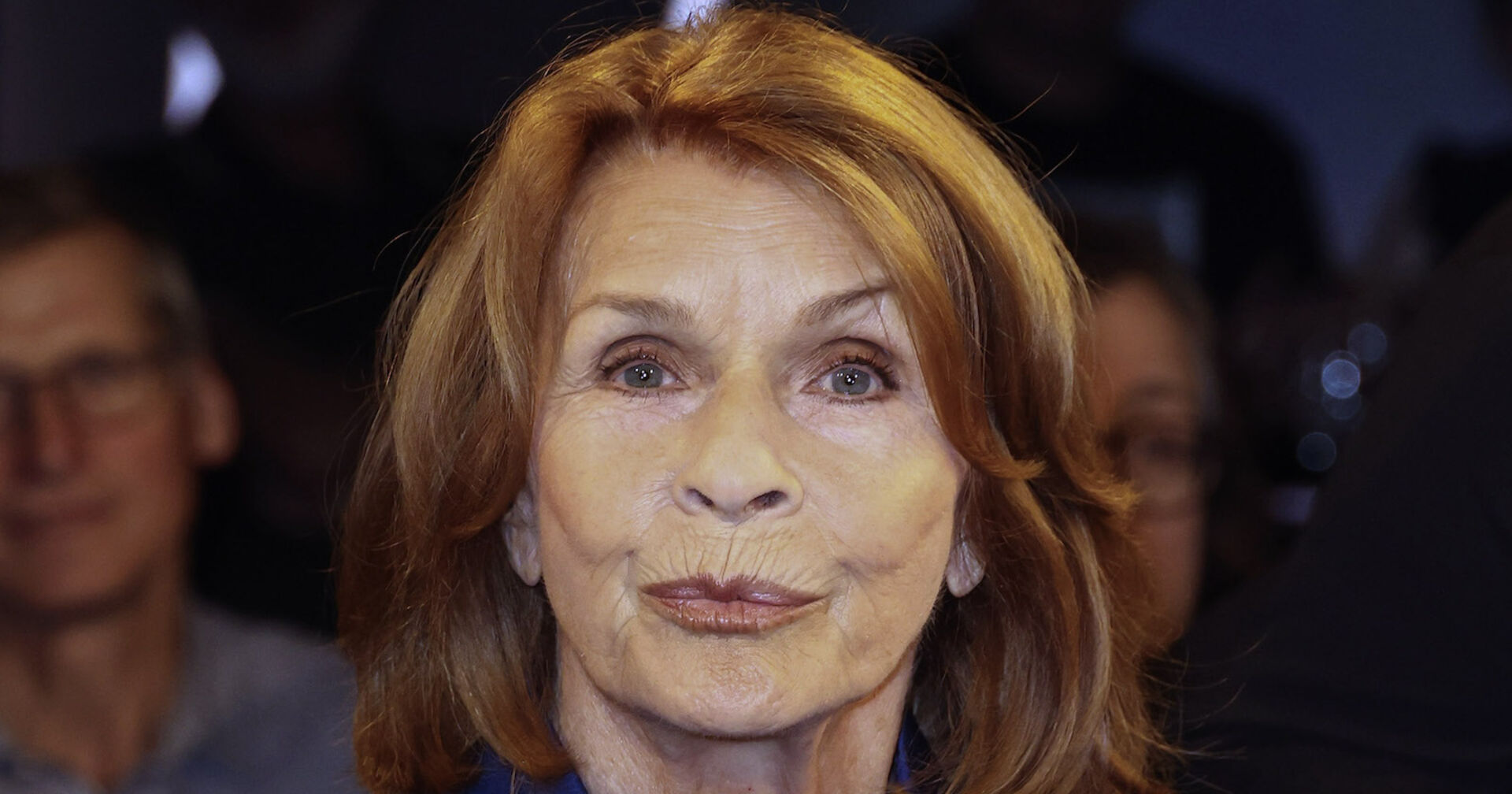 Schauspielerin Senta Berger mit offenen kupfernen Haaren im Studio.