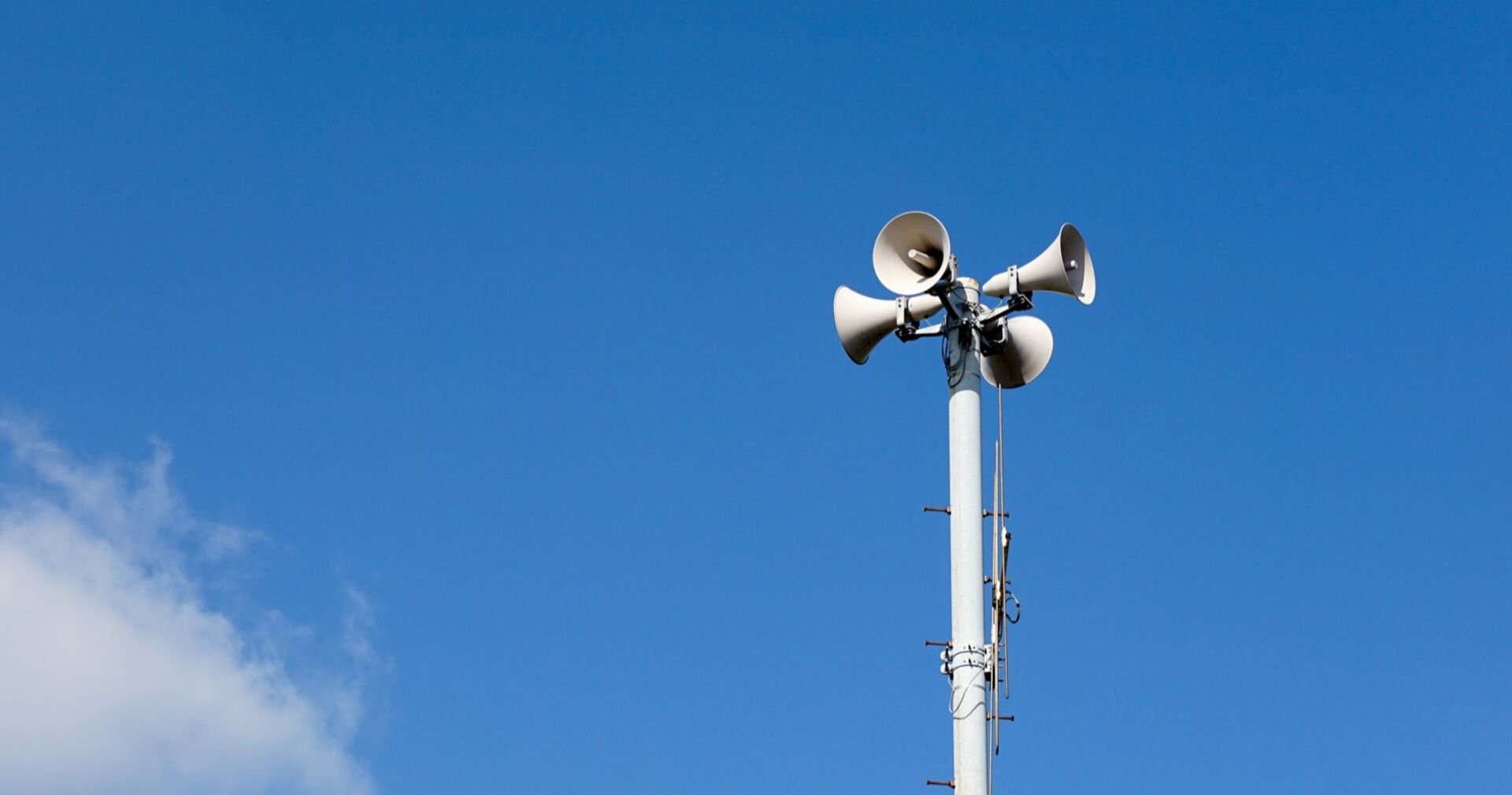 Eine Sirene vor blauem Himmel