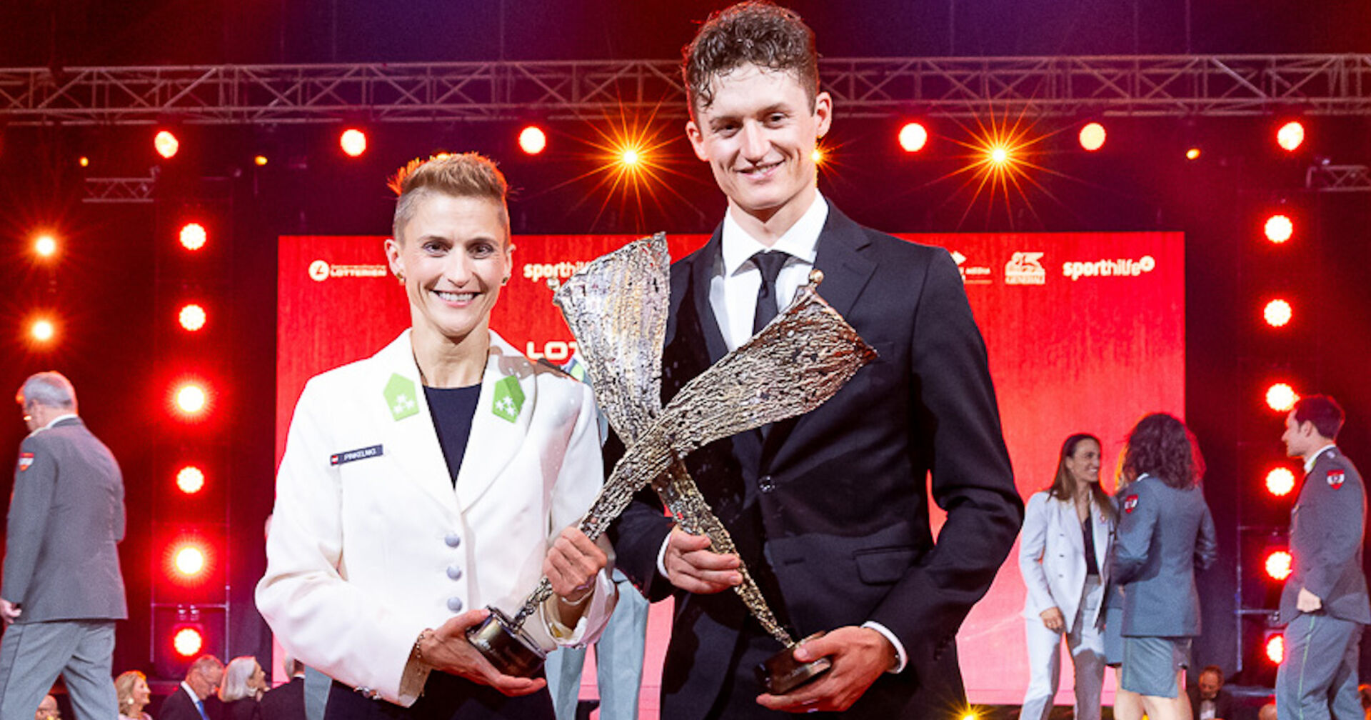 Eva Pinkelnig und Felix Gall mit Trophäen | Credit: Christian Mikes