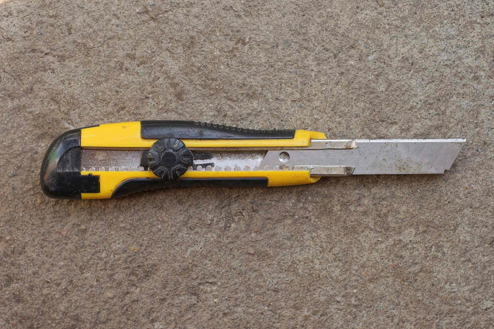 Ein gelb-schwarzes Stanleymesser.