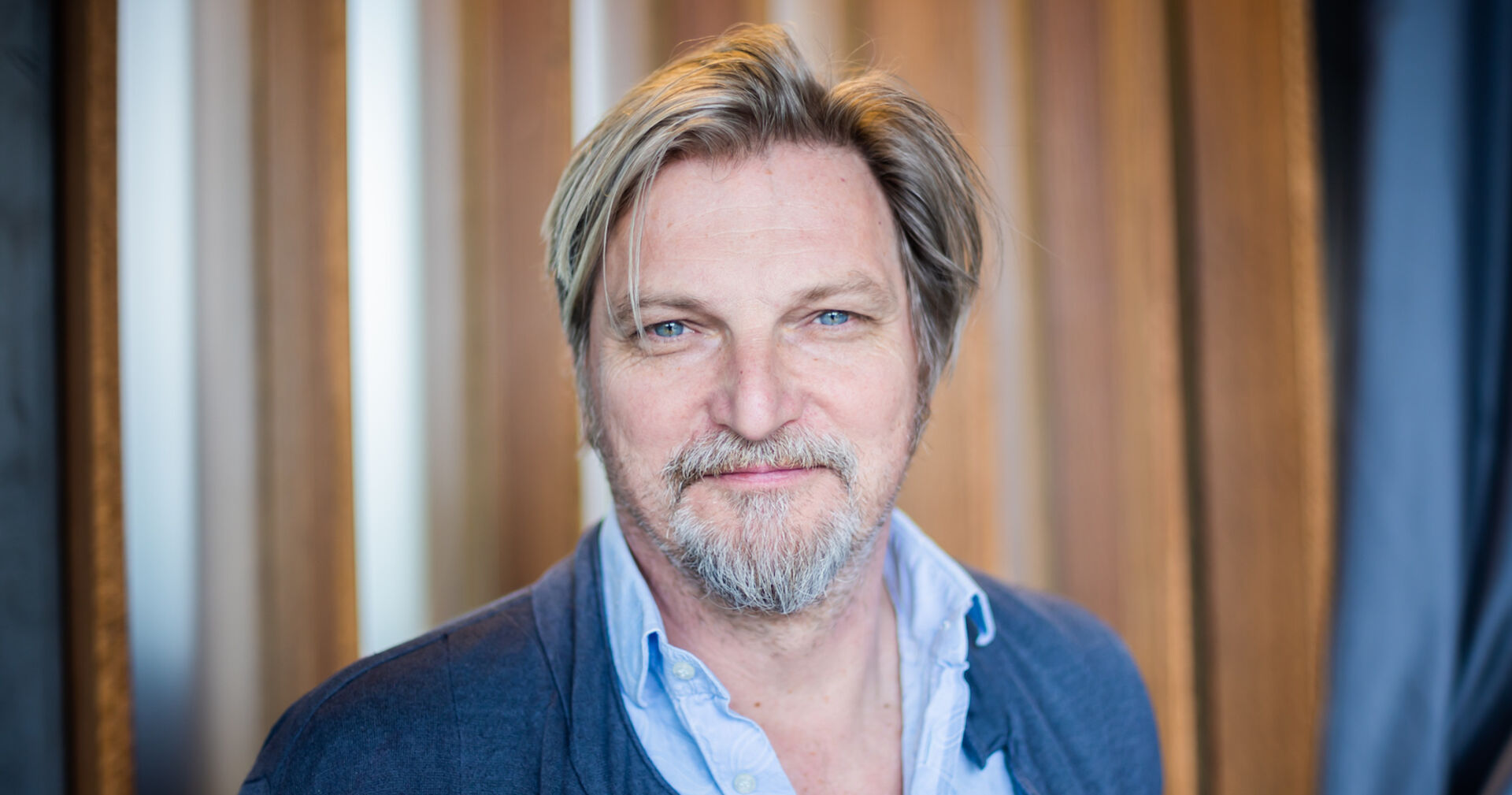 Soko Donau Komissar Stefan Jürgens. mit einer blauen Weste.