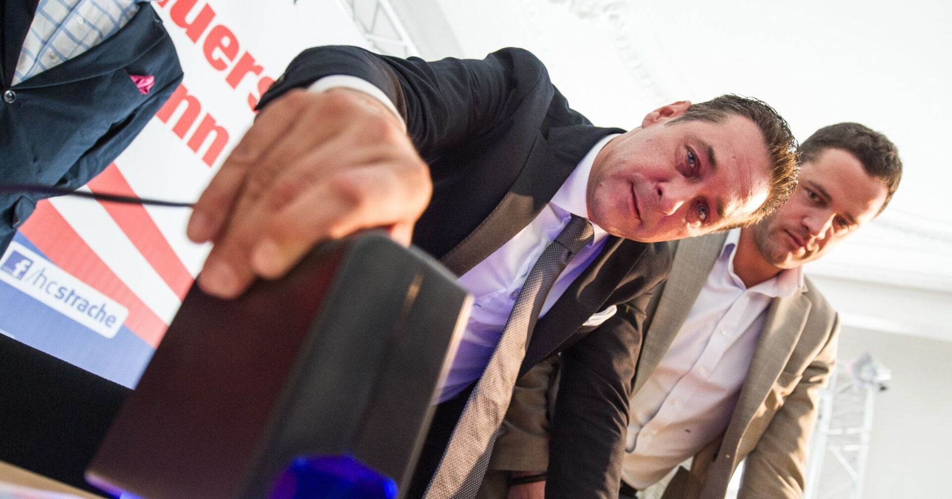 HC Strache und Johann Gudenus auf einer Pressekonferenz