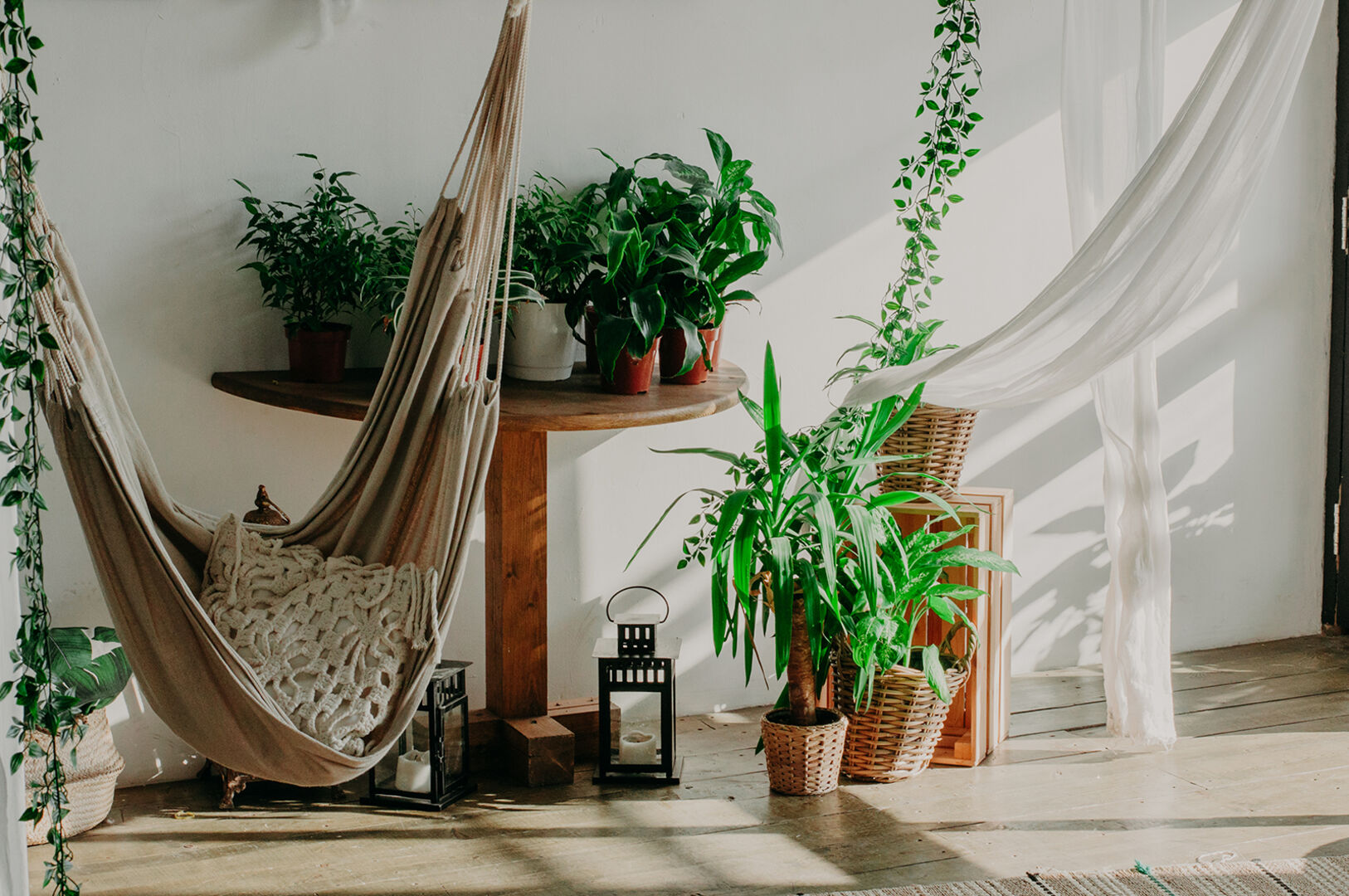 Hängematte im Wohnzimmer | Credit: iStock.com/Taking photos everywhere of nature, people, landscapes and different subjects on the way.