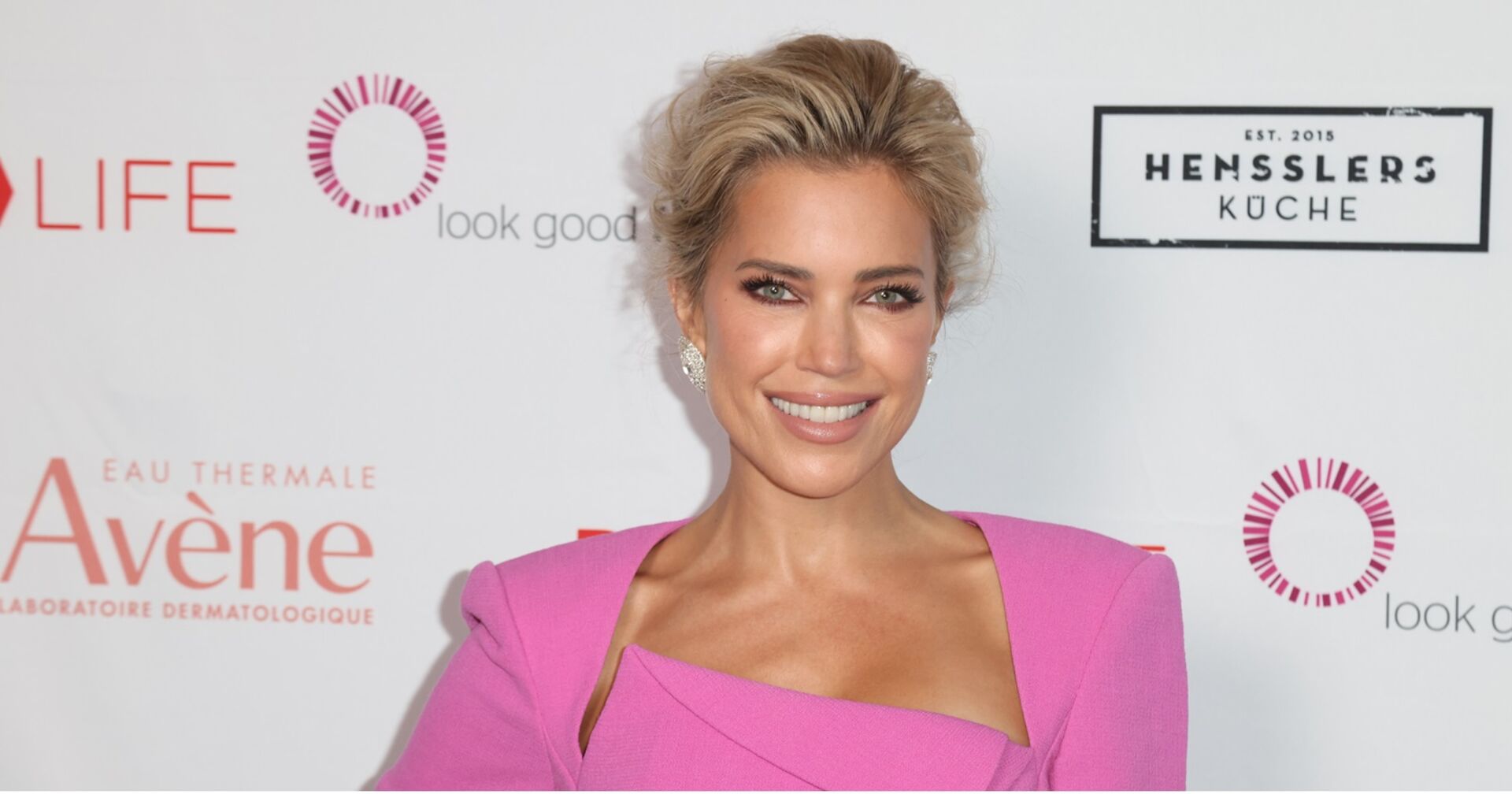 Sylvie mit pinkem Kleid