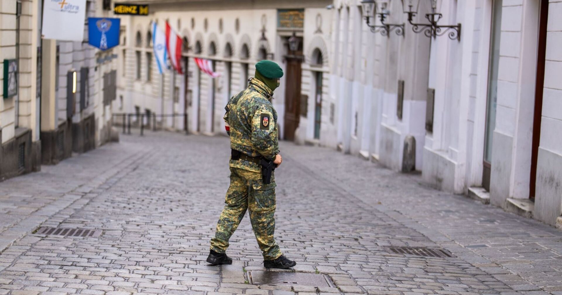 Ein Soldat vor der Synagoge in der Wiener Innenstadt