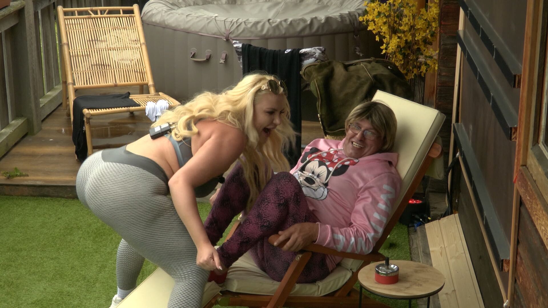 Miss Jackson bekommt im Forsthaus Rampensau einen Lapdance.