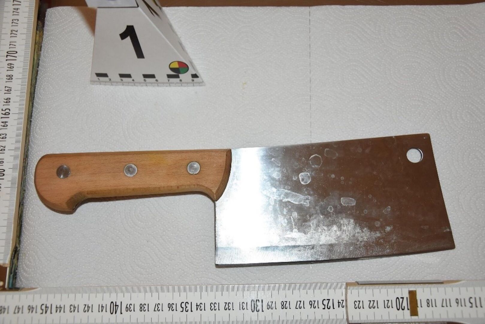 Das Fleischerbeil mit Abmessungen von der Polizei.