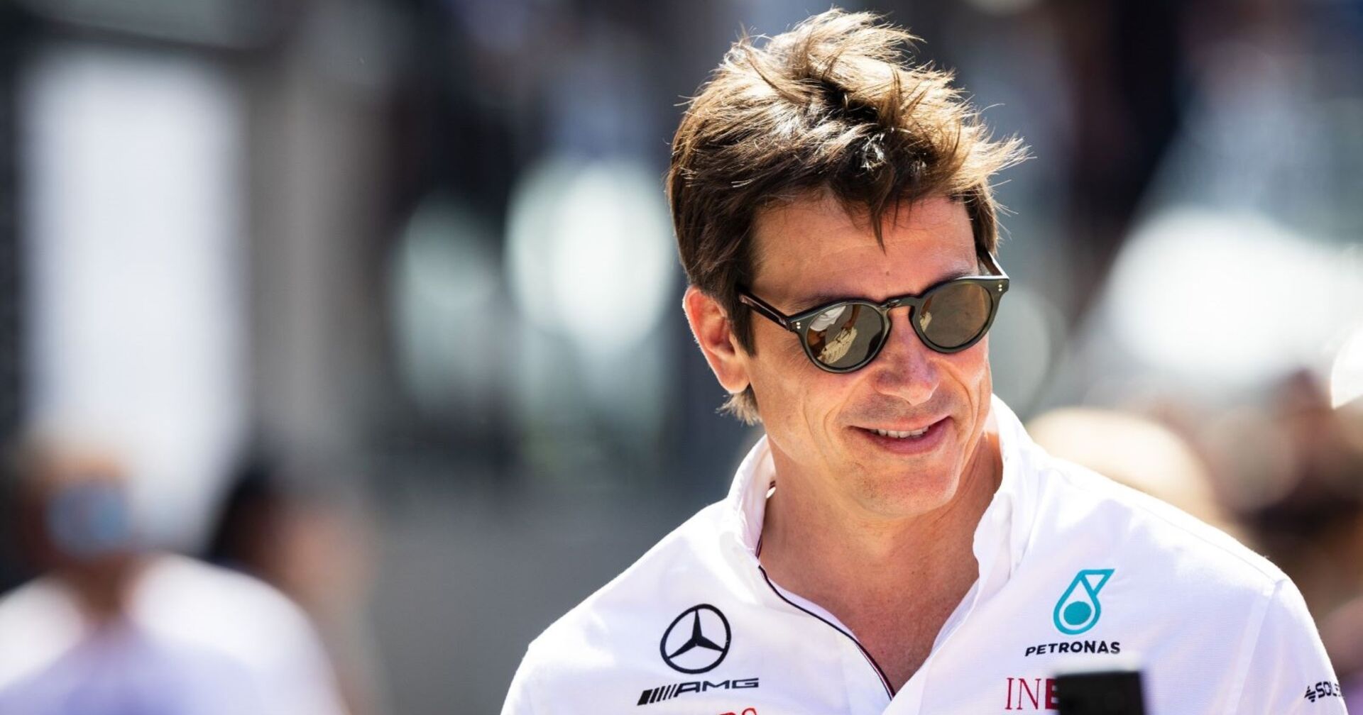 Toto Wolff in seiner Rolle als Mercedes-Teamchef mit Sonnenbrille auf der Rennstrecke
