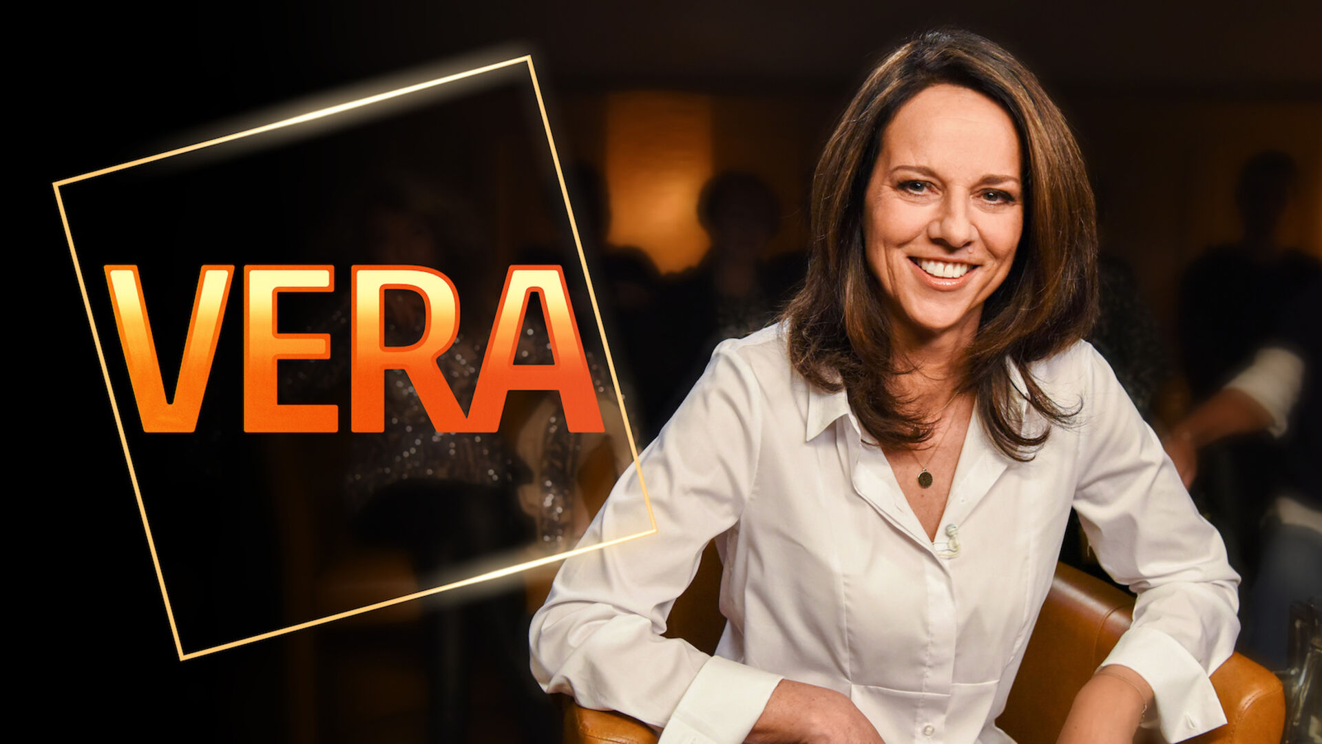 Vera Russwurm mit einer weißen Bluse und offenen braunen Haaren.