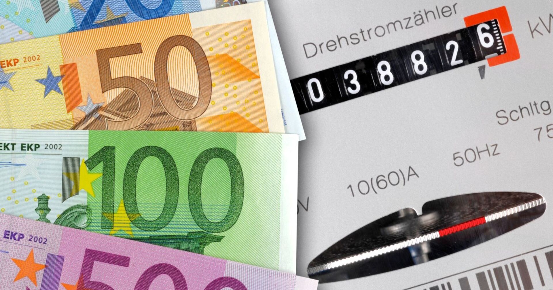 Geldscheine von 20 bis 50 Euro neben einem Drehstromzähler