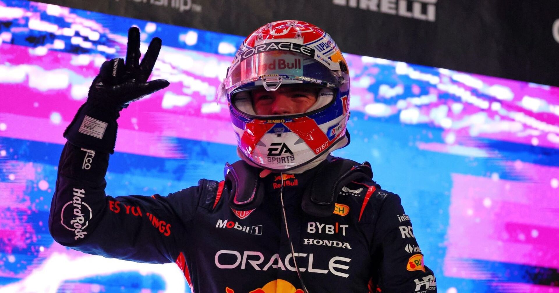 Max Verstappen, im Rennanzug mit Helm zeigt triumphierend 3 Finger in die Luft