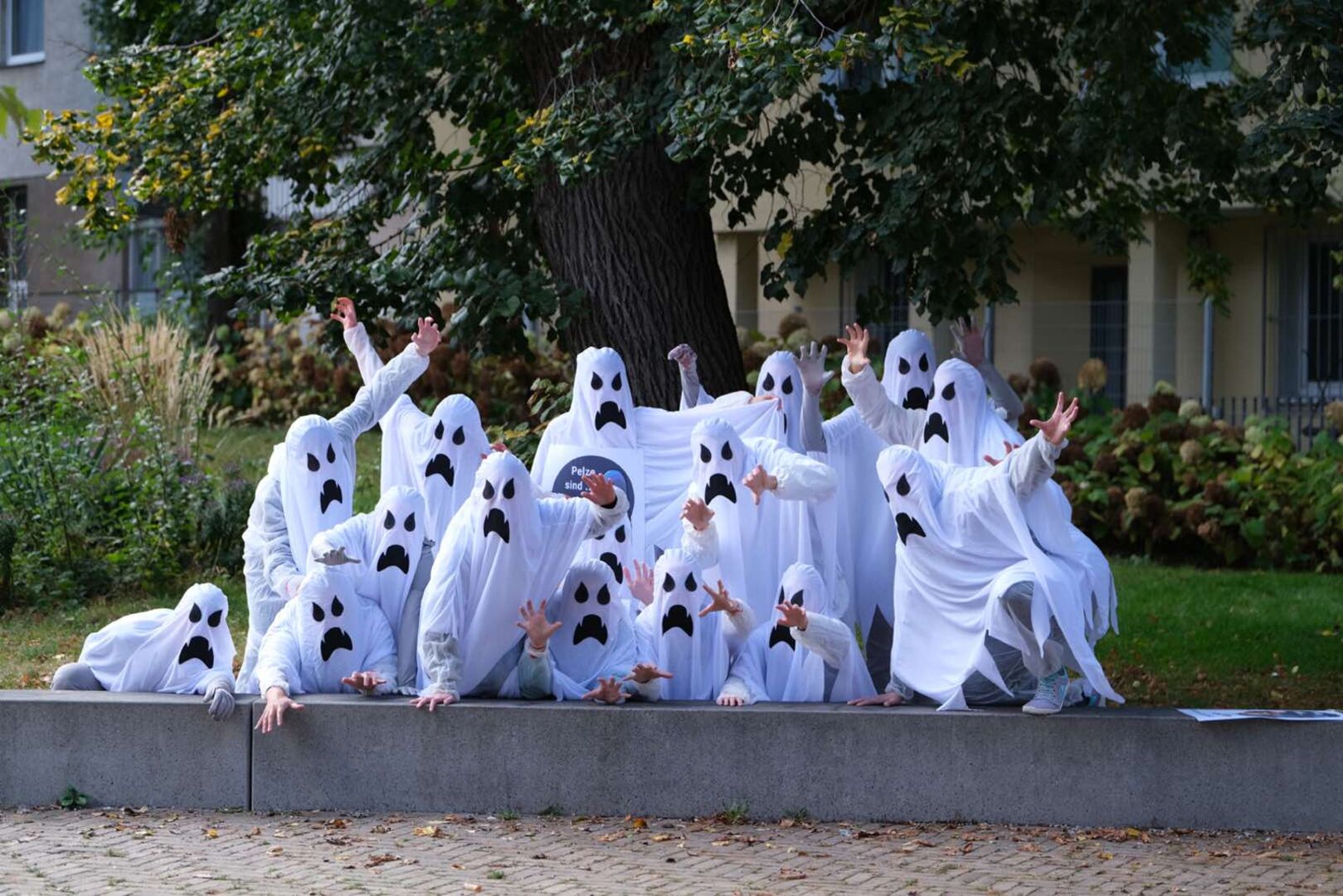 Als Geister verkleidetet Aktivisten.