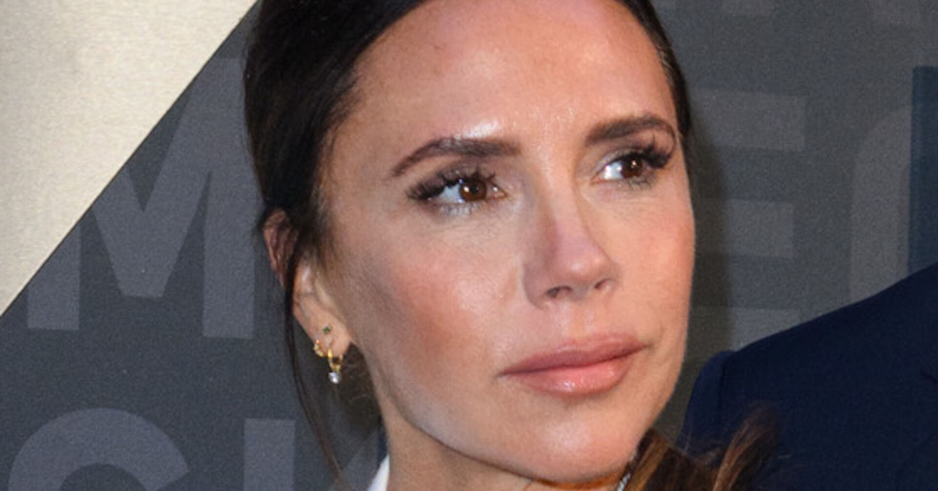 Victoria Beckham bei der Premiere zu ihrer eigenen Doku &quot;Beckham&quot; mit geschlossenen braunen Haaren.