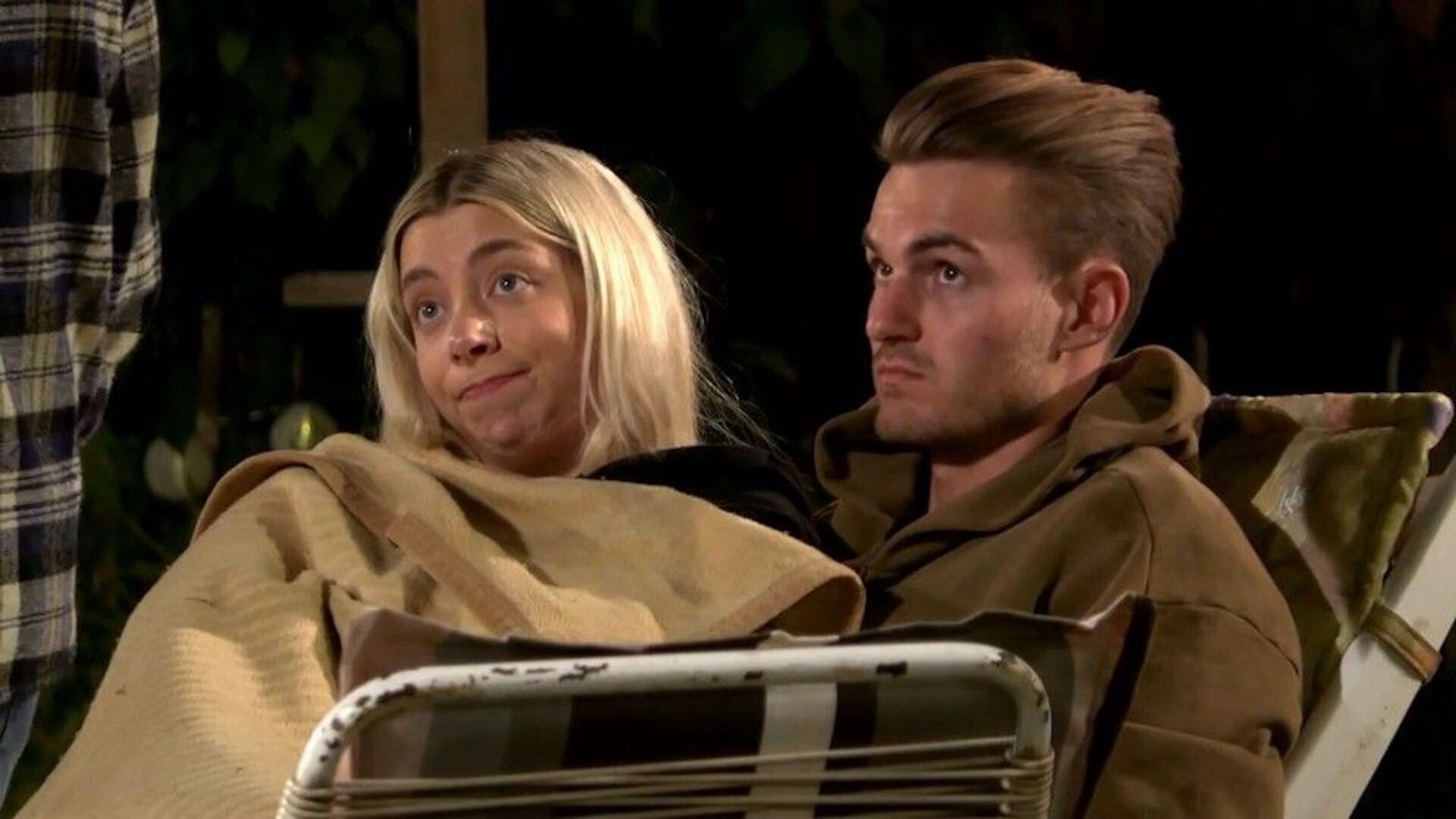 Walentina und Can sitzen unter einer Decke im Sommerhaus der Stars.