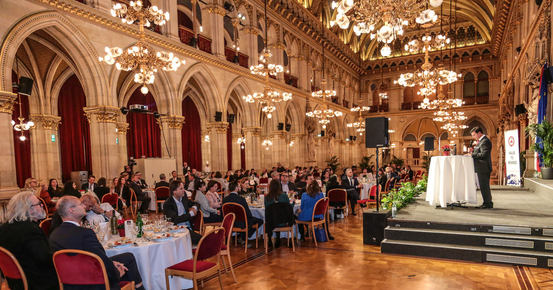 Blick in einen festlich beleuchteten Rathaus Saal