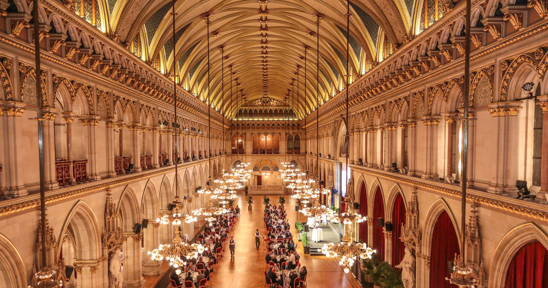 Blick von oben in den Saal mit gedeckten Tischen