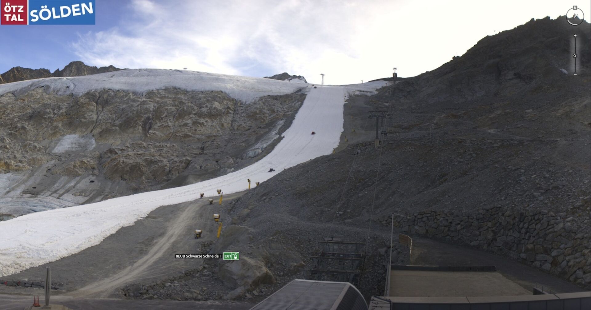 Ein einsames Schneeband auf dem Rettenbachgletscher.