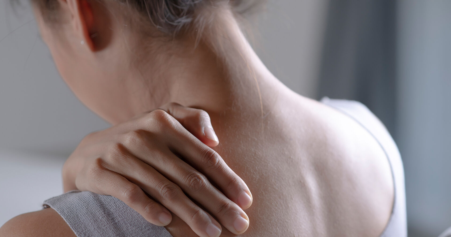 Frau greift sich an Rücken | Credit: iStock.com/amenic181