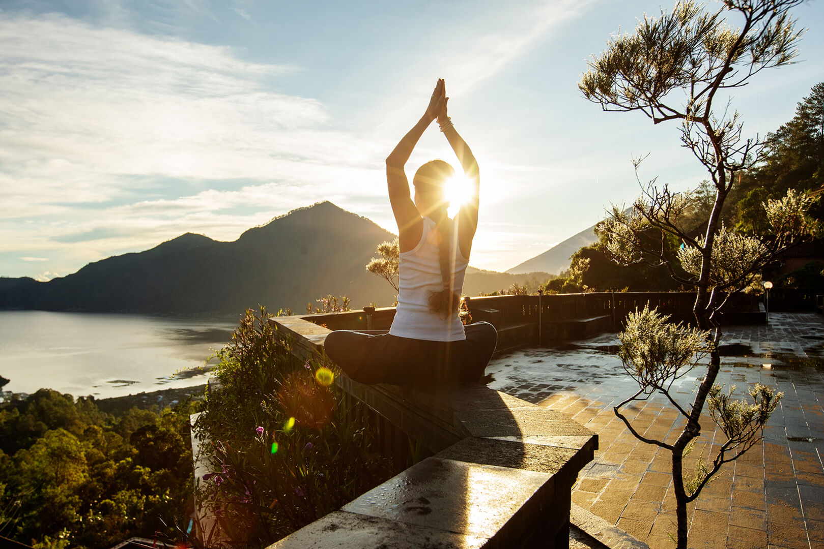 Frau macht Yoga am Meer | Credit: iStock.com/kapulya