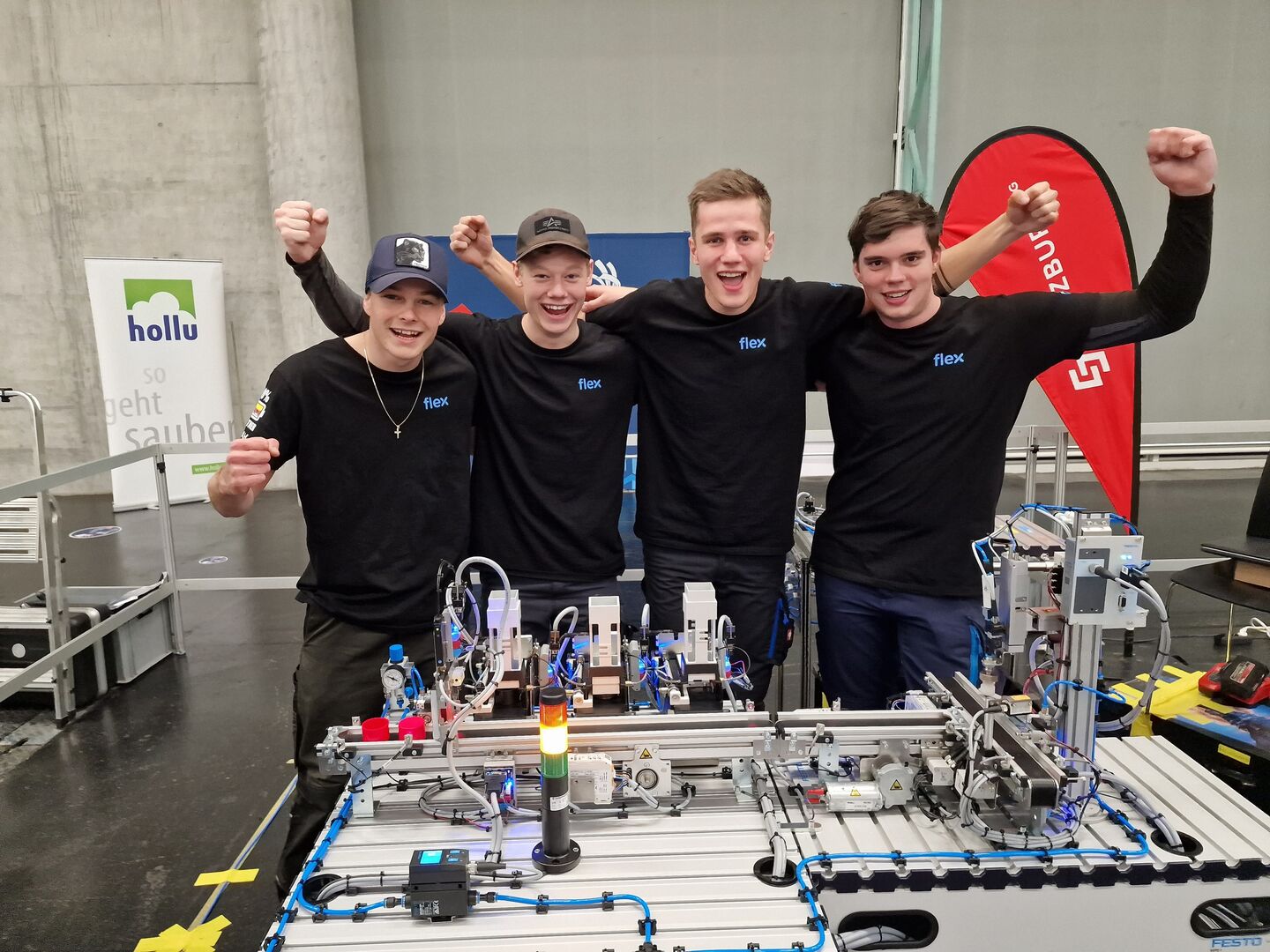 Lehrlinge freuen sich über Erfolg