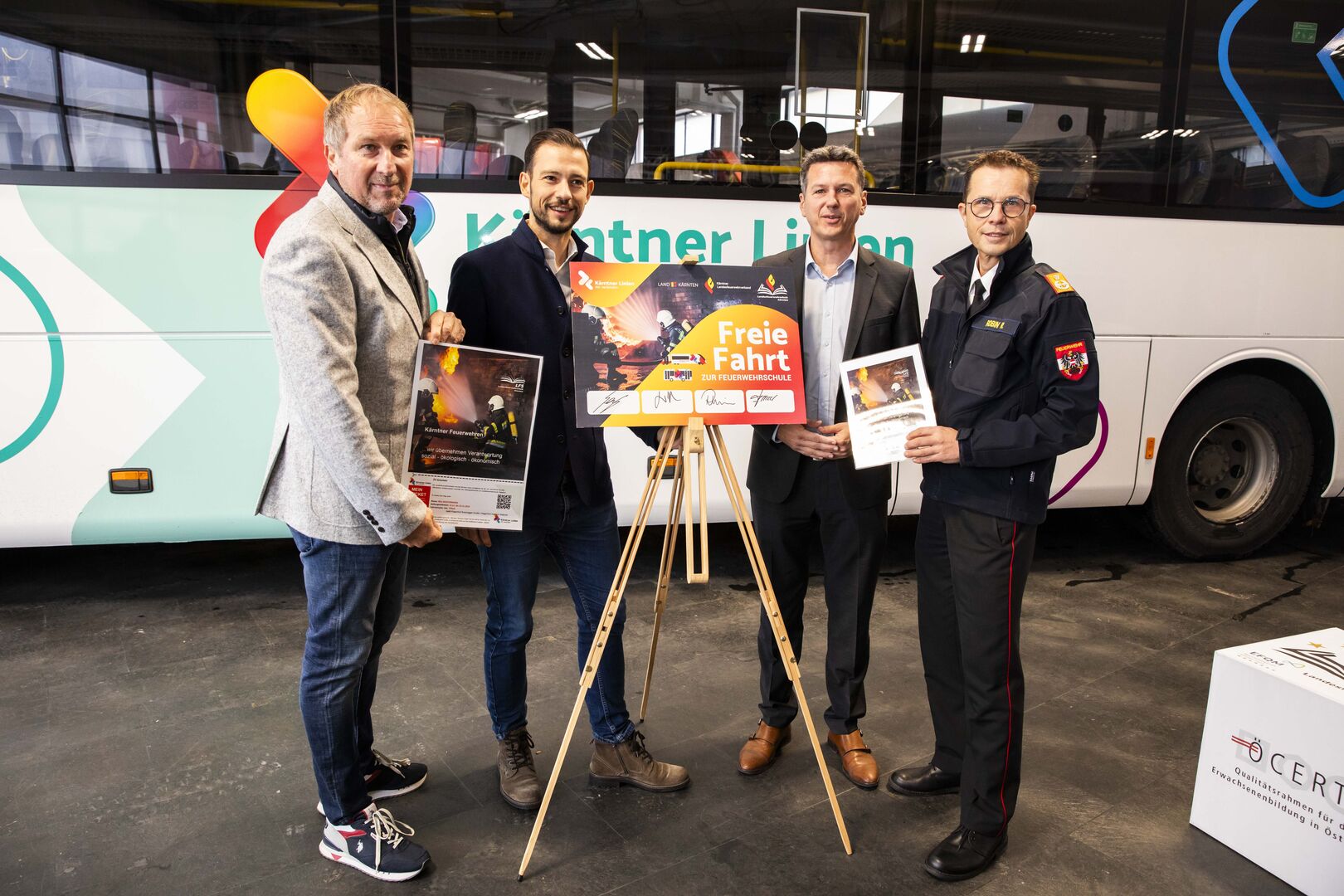 Vertreter der Öffentlichkeit mit Vertrag auf Staffelei