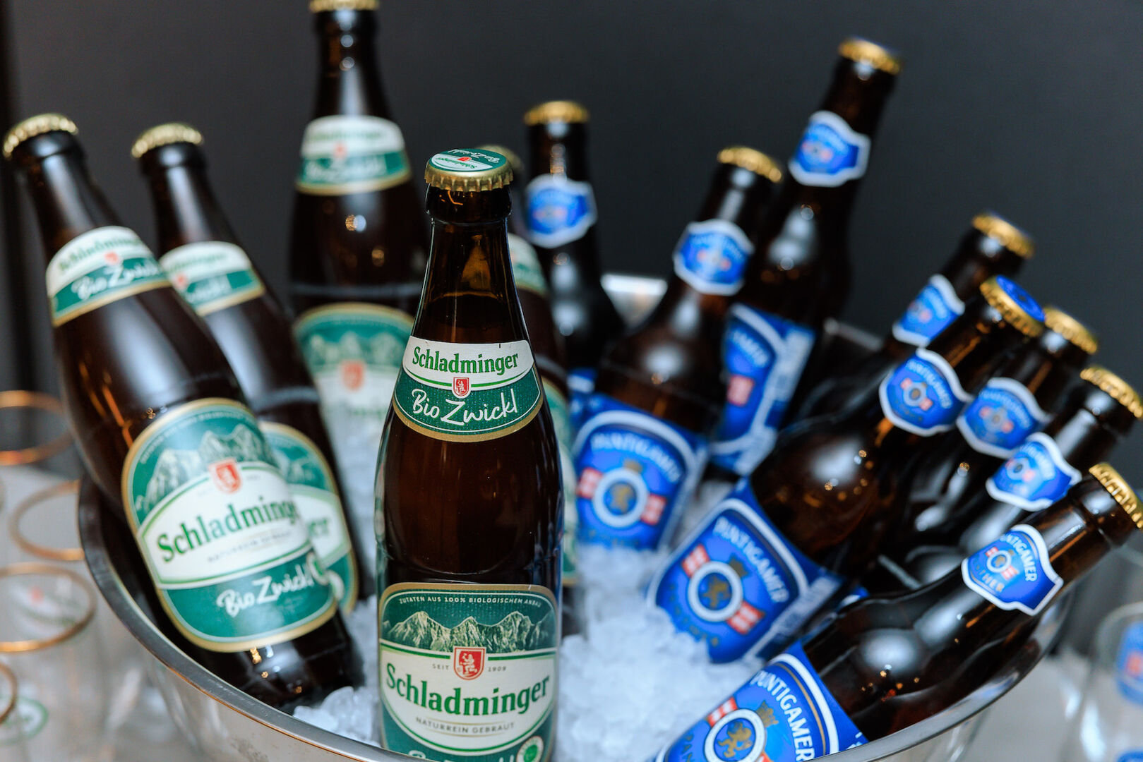 Flaschen Bier auf Eis