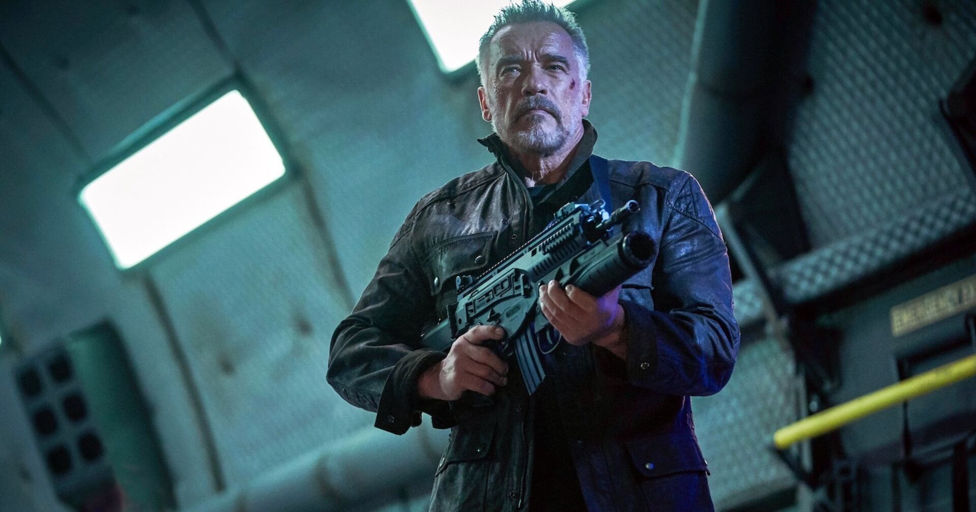 Arnold Schwarzenegger, der in einem Terminator-Film mit einem Sturmgewehr hantiert