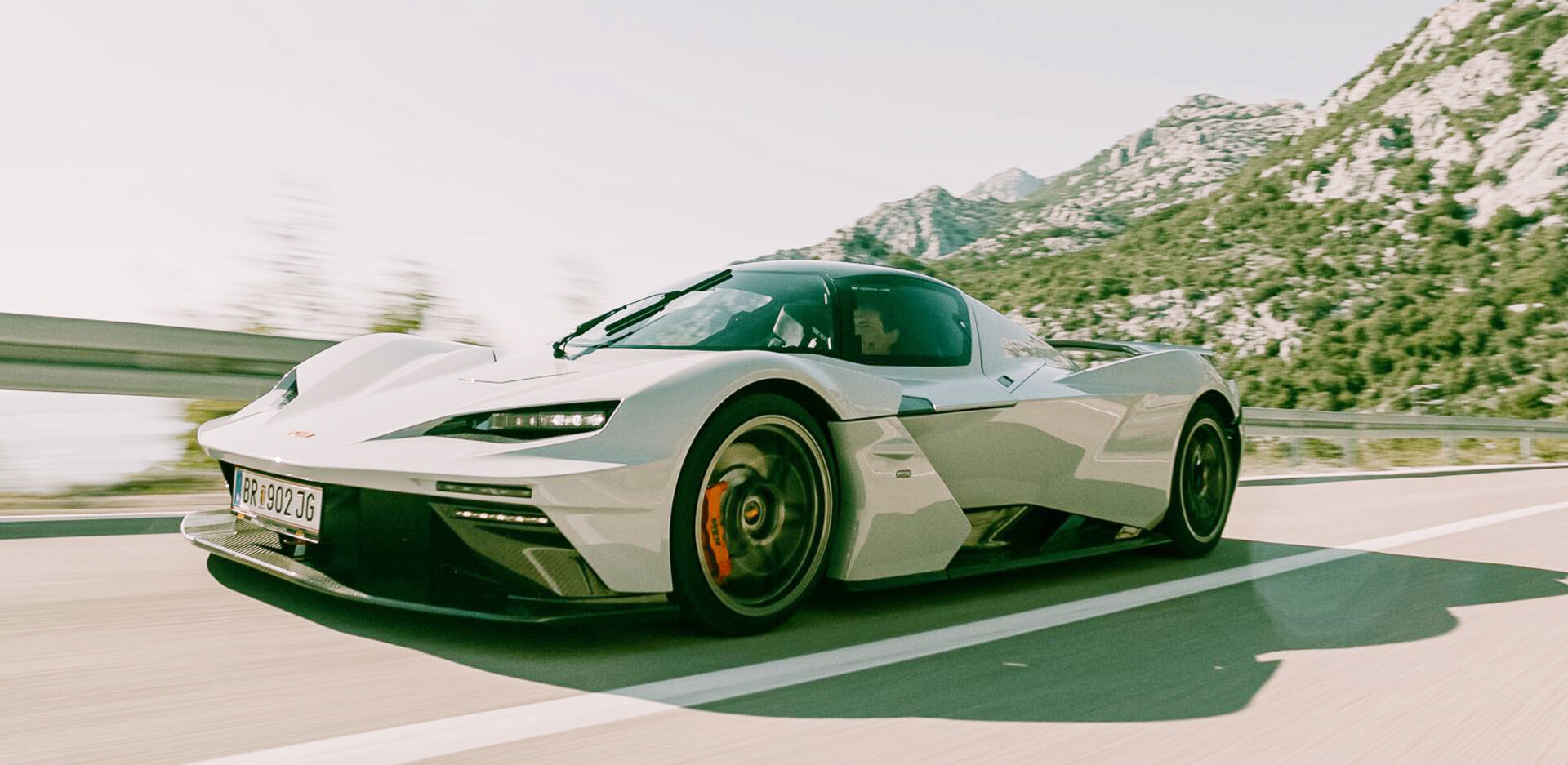 Der X-Bow GT-XR fährt über eine Küstenstraße