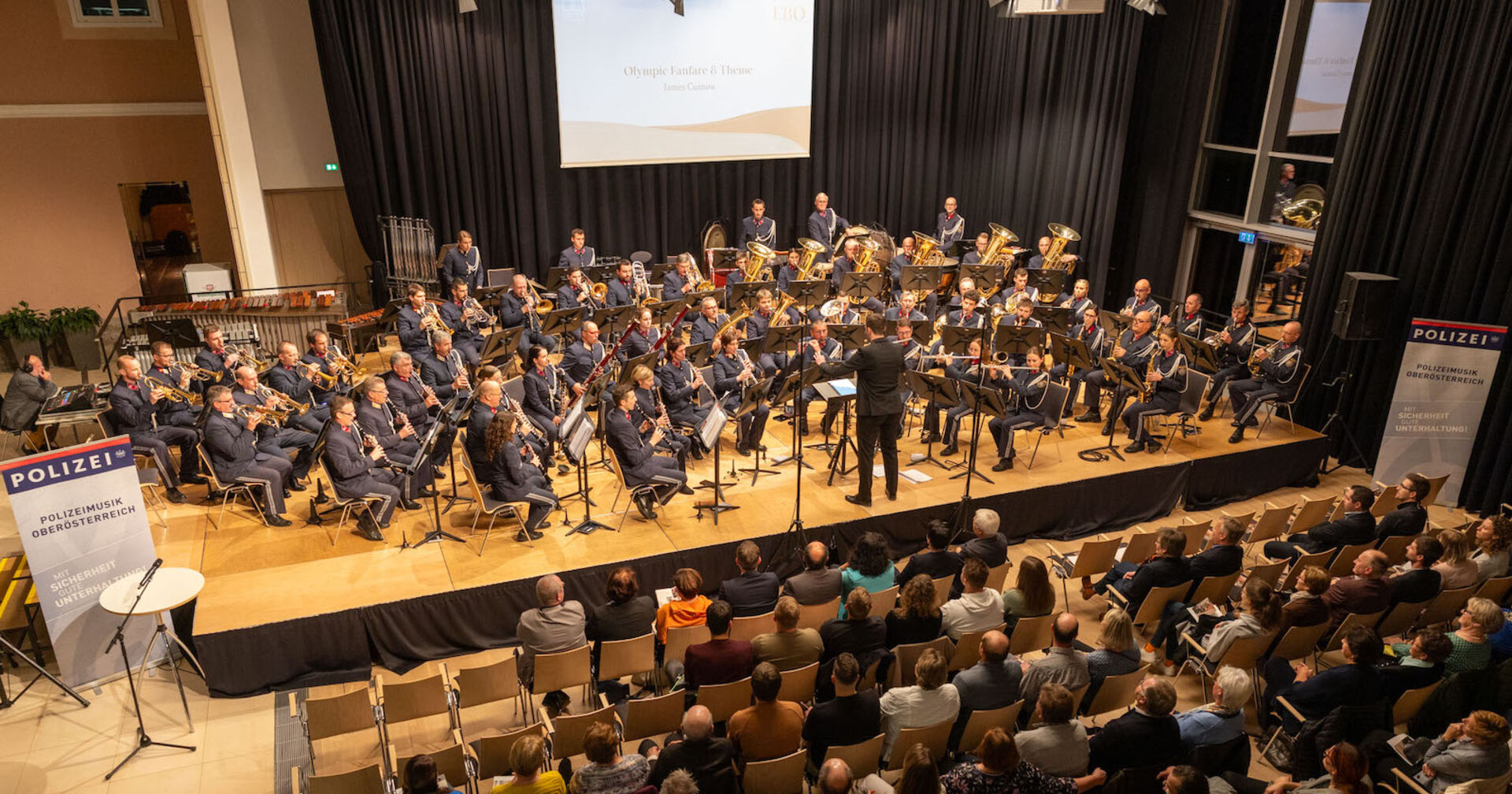 Die Polizemusik OÖ auf der Bühne des Melodiums in Peuerbach