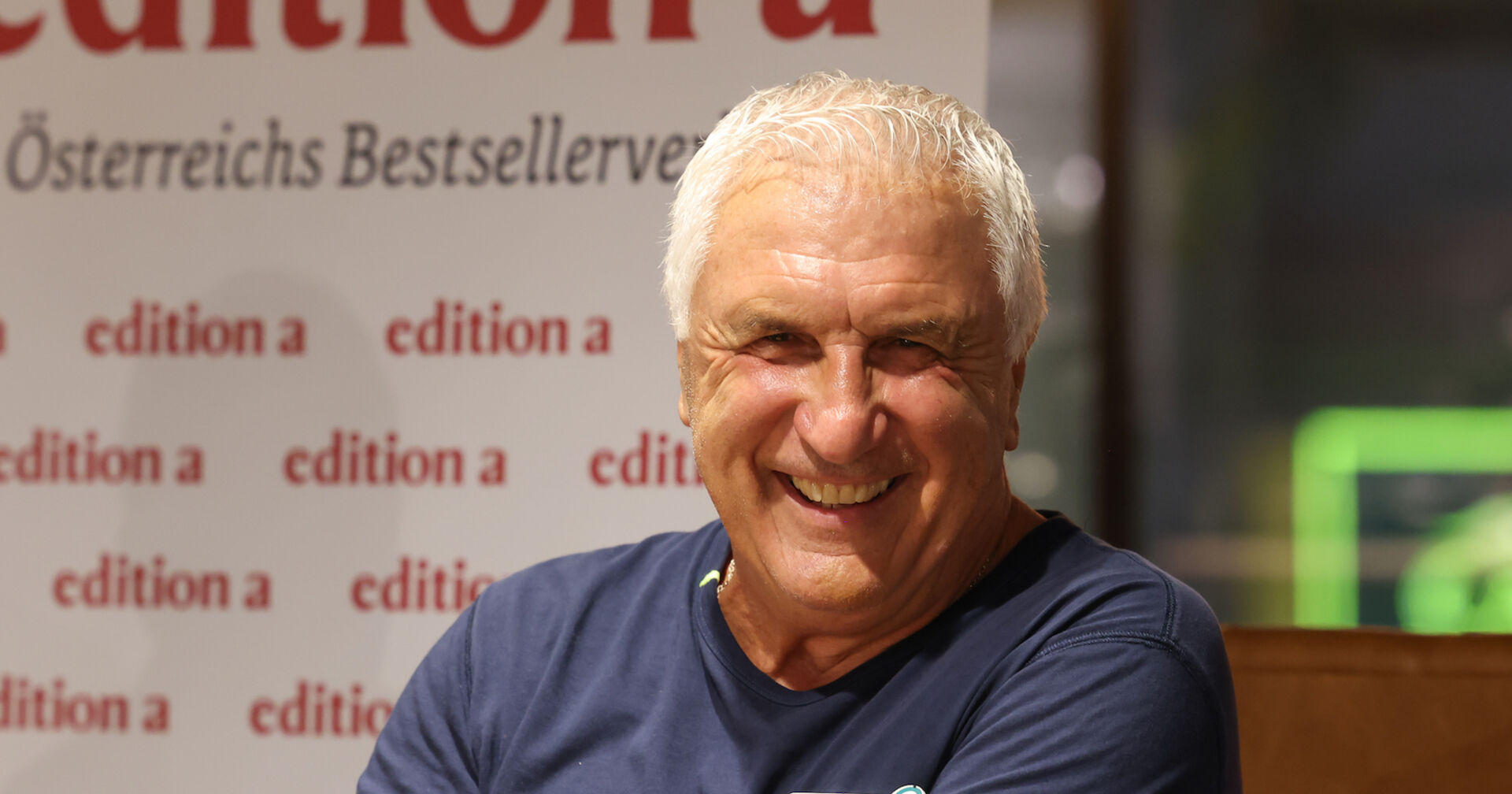 Hans Krankl lacht beim Interview