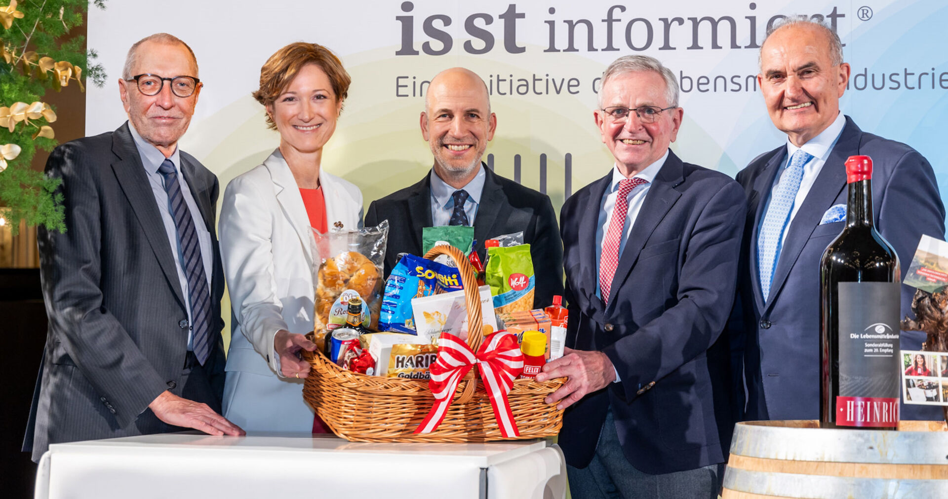 Gruppenbild mit Geschenkkorb